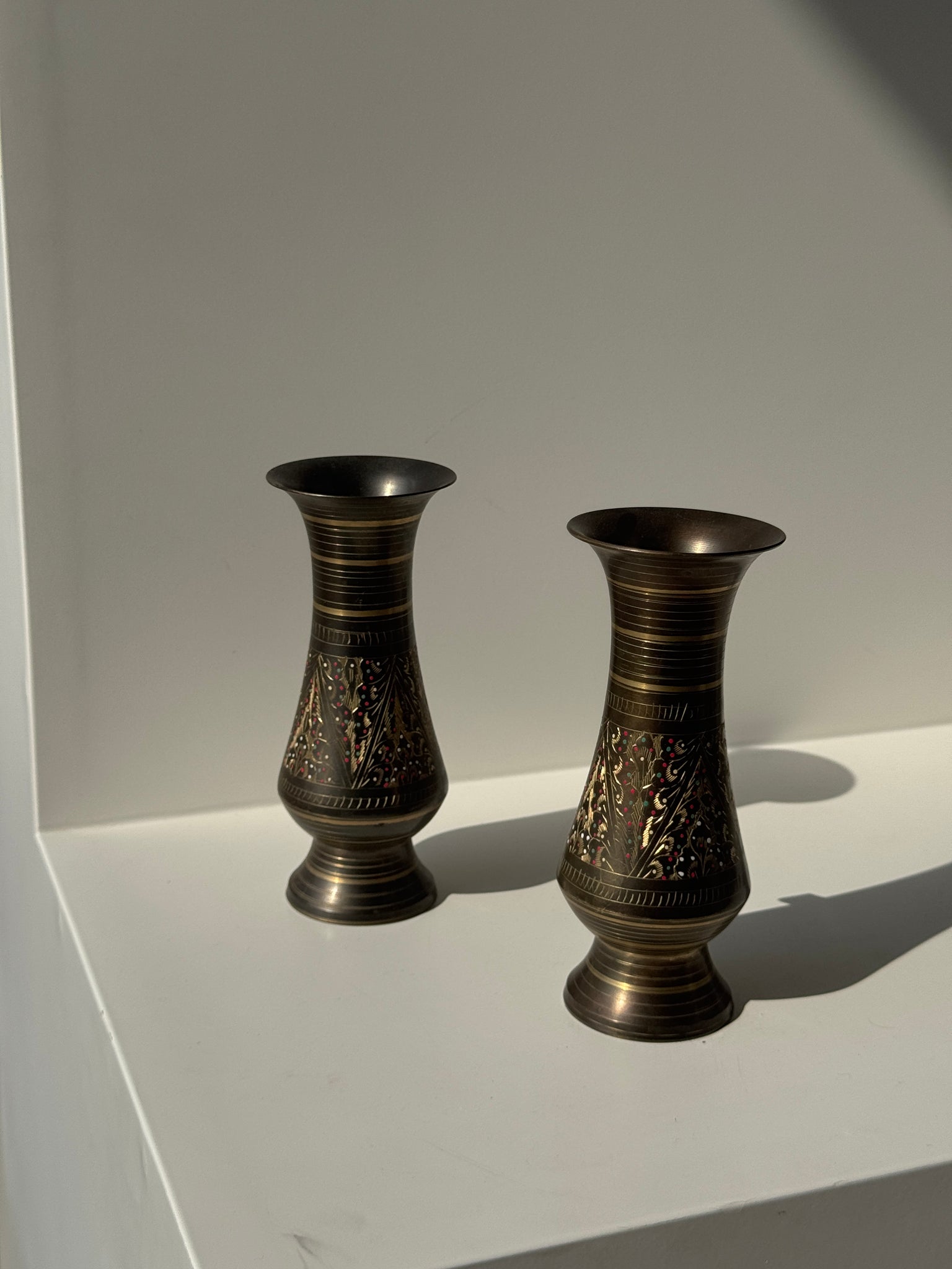 Paire de deux petits vases en métal ciselés H15,5 D6,5