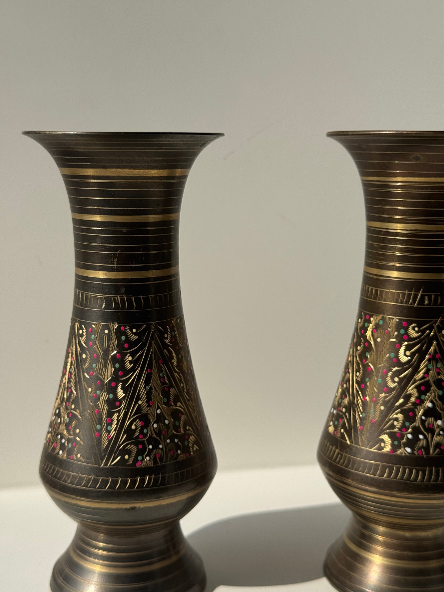 Paire de deux petits vases en métal ciselés H15,5 D6,5