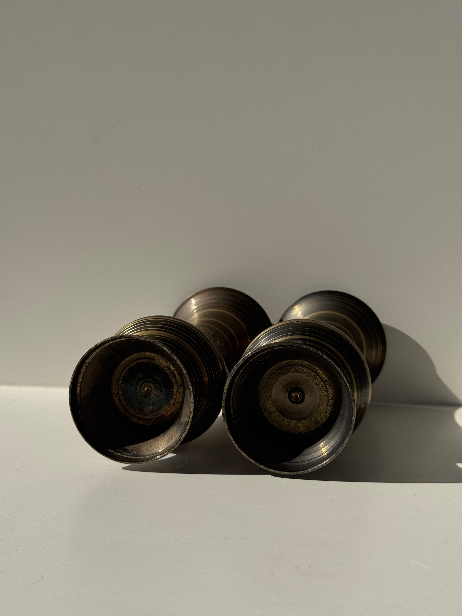 Paire de deux petits vases en métal ciselés H15,5 D6,5