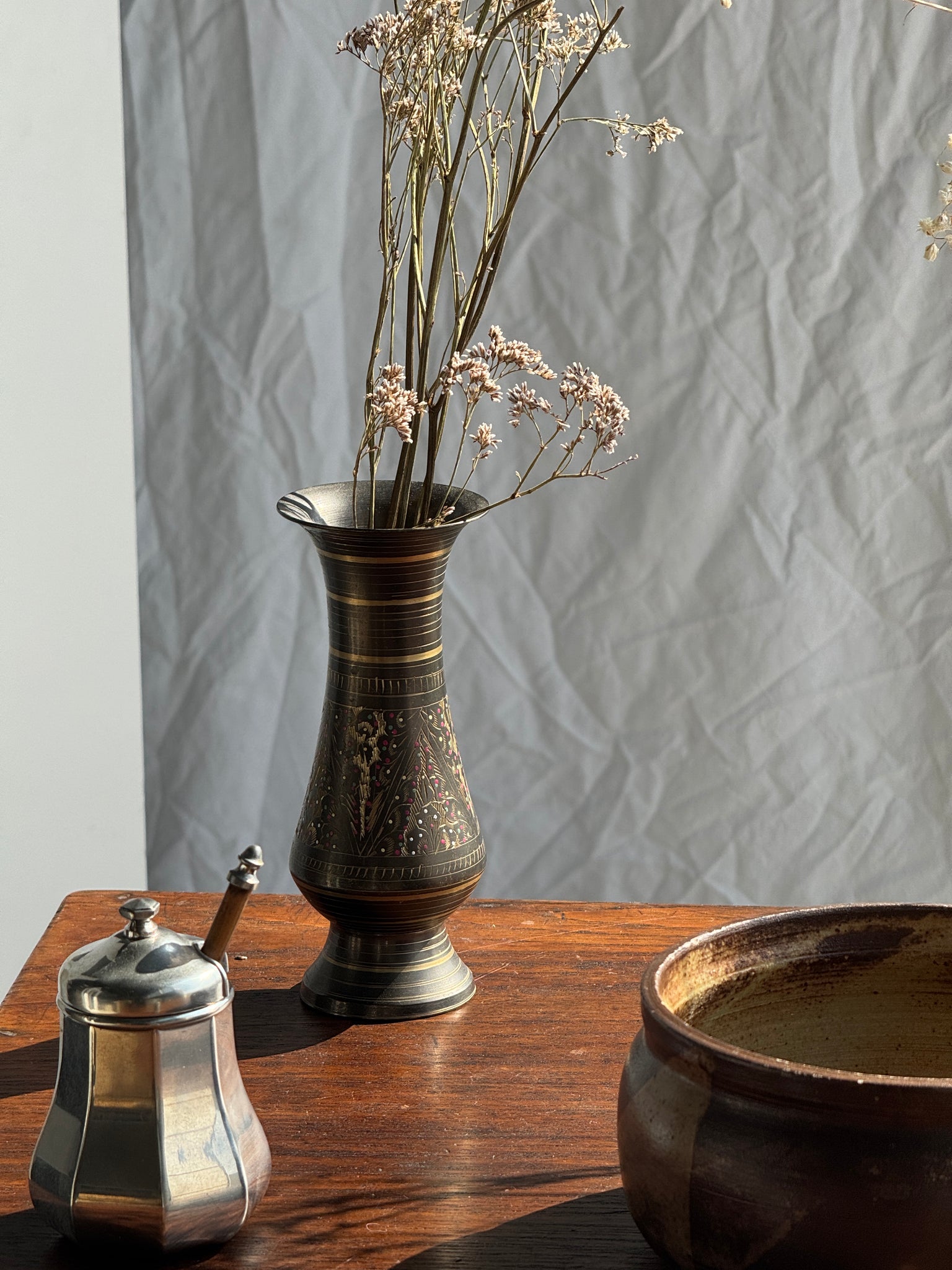 Paire de deux petits vases en métal ciselés H15,5 D6,5