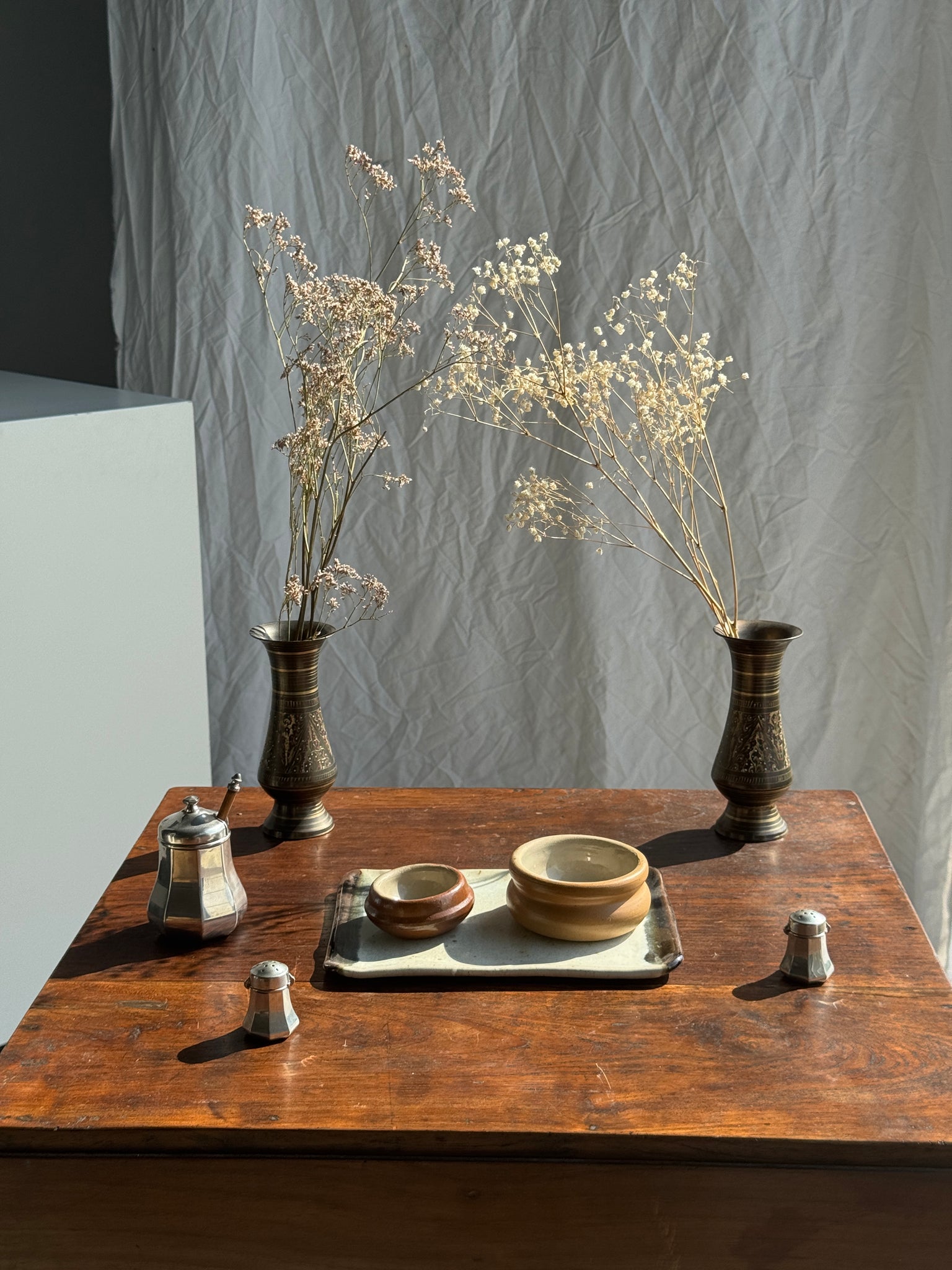 Paire de deux petits vases en métal ciselés H15,5 D6,5