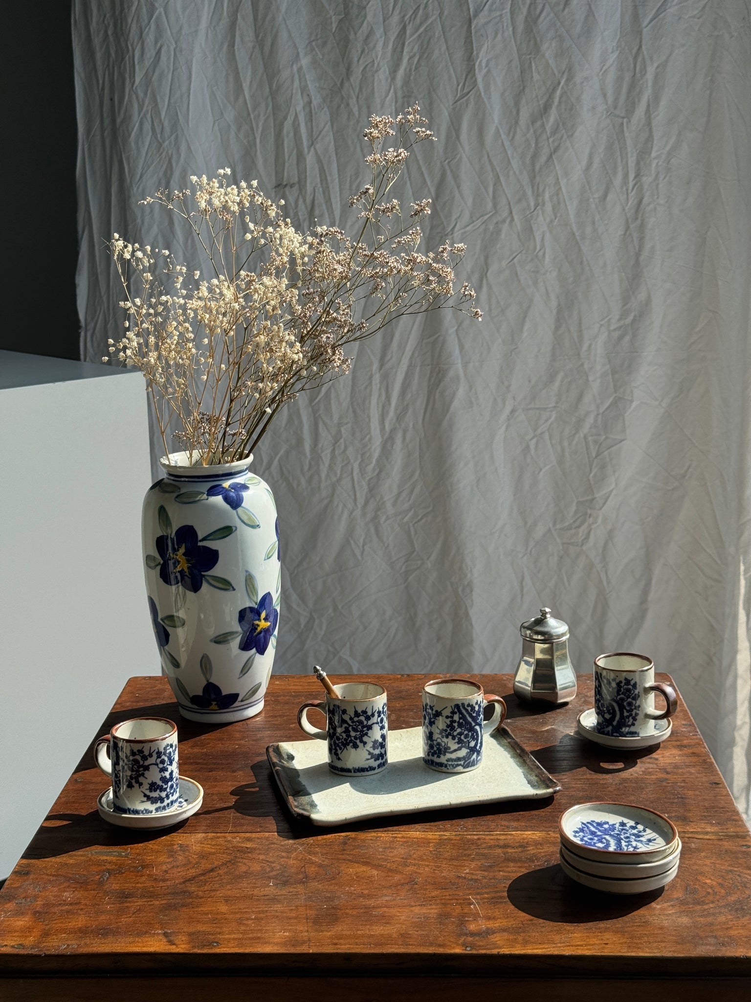 Lot de 4 petites tasses et leur soucoupes décor de paysage bleu asiatique