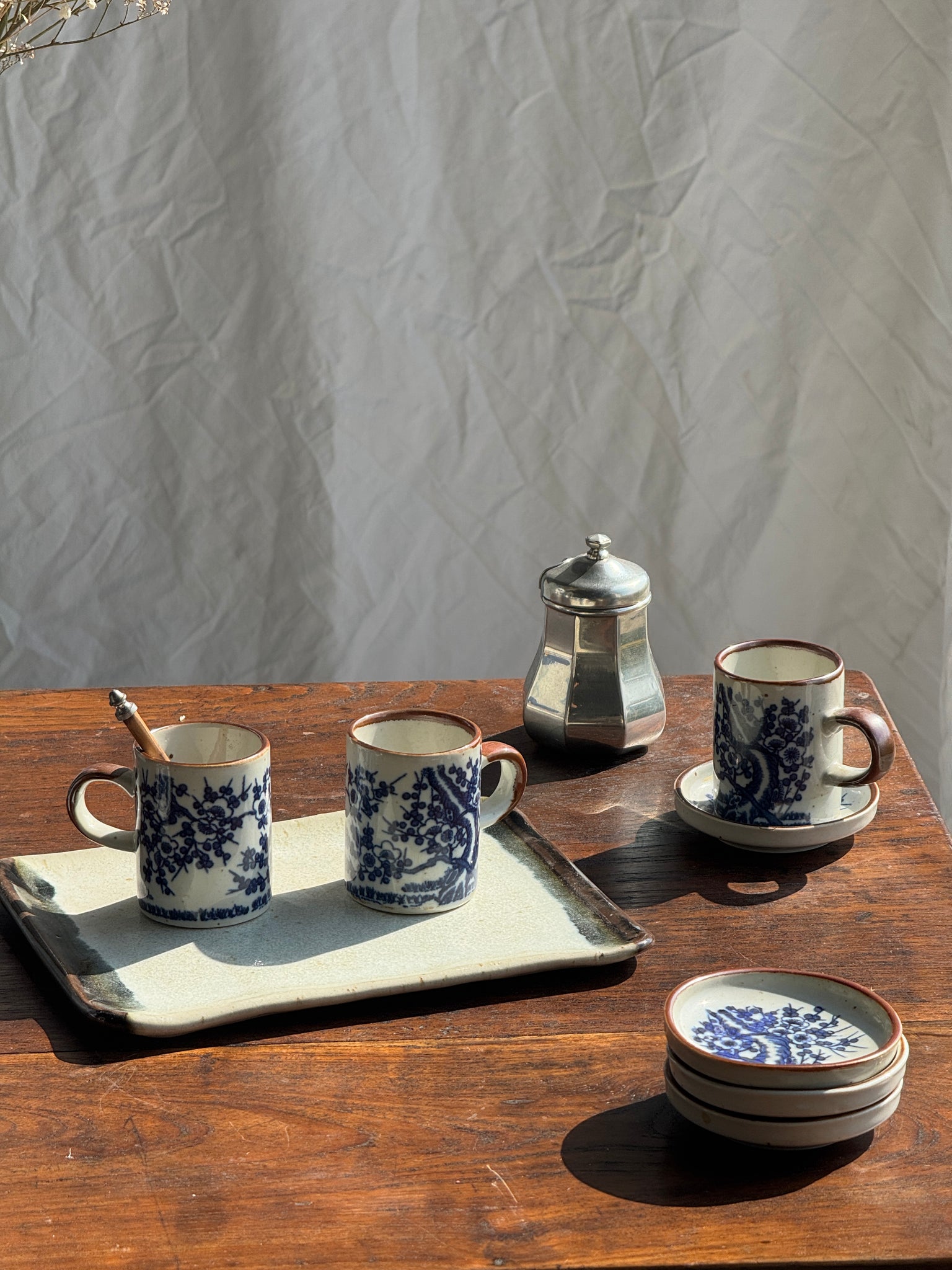Lot de 4 petites tasses et leur soucoupes décor de paysage bleu asiatique