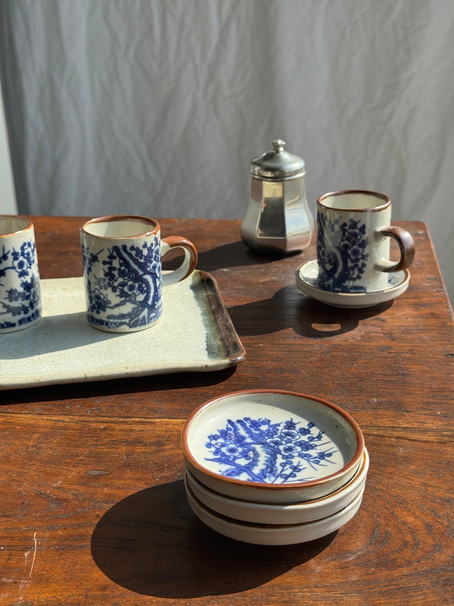 Lot de 4 petites tasses et leur soucoupes décor de paysage bleu asiatique