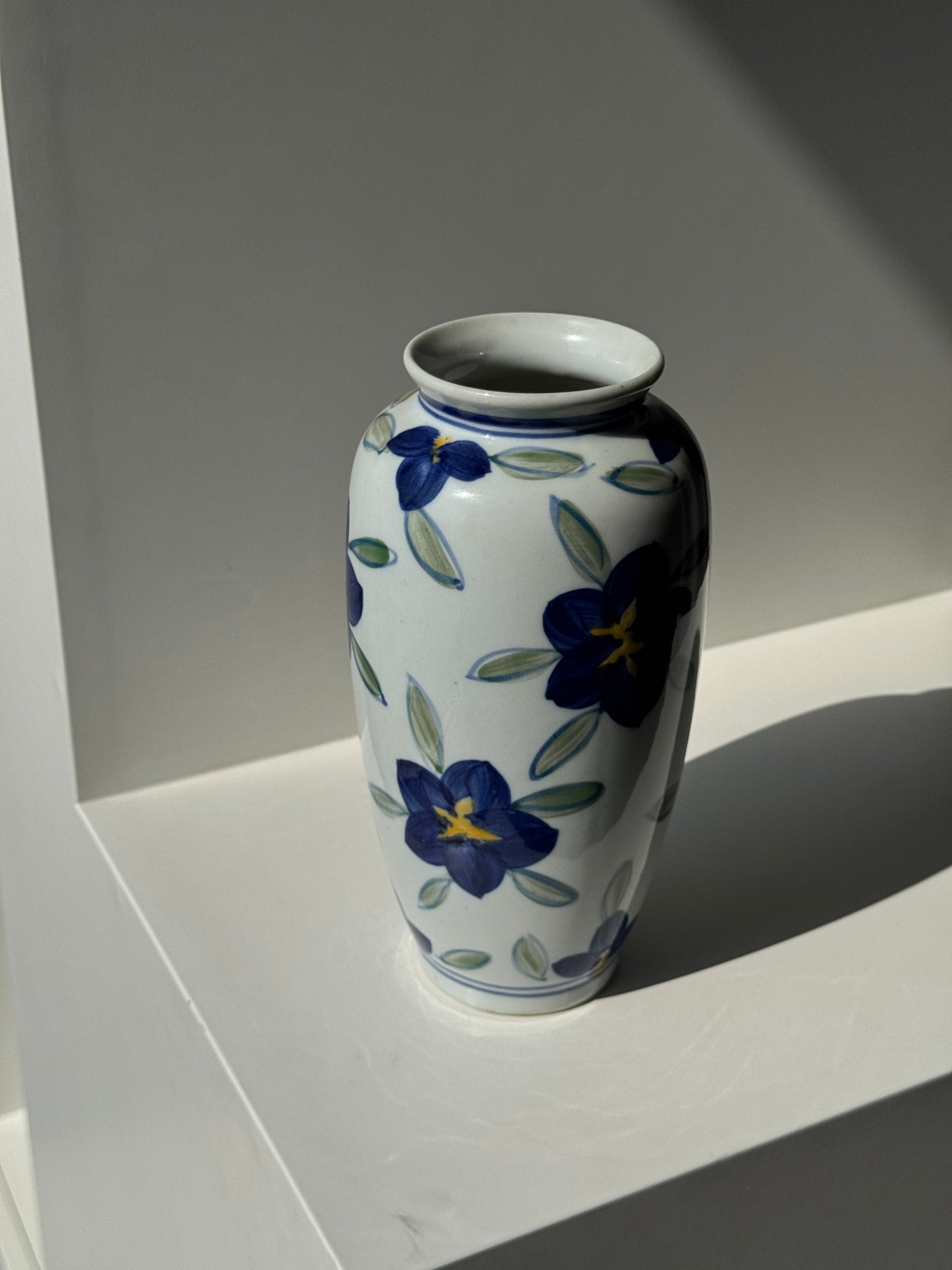 Vase fond blanc fleurs bleues jaunes et vertes stylisées H24,5 D12