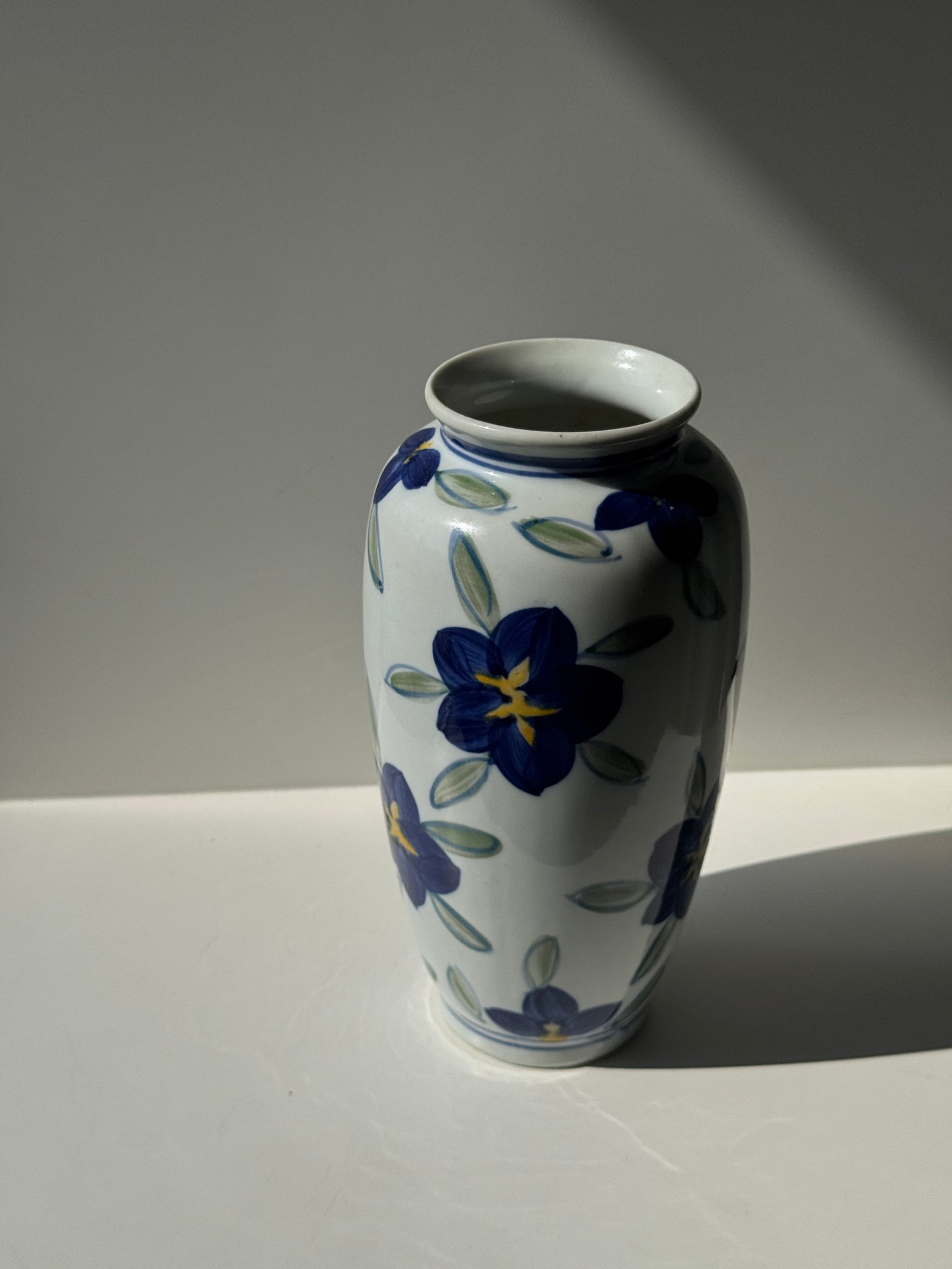 Vase fond blanc fleurs bleues jaunes et vertes stylisées H24,5 D12