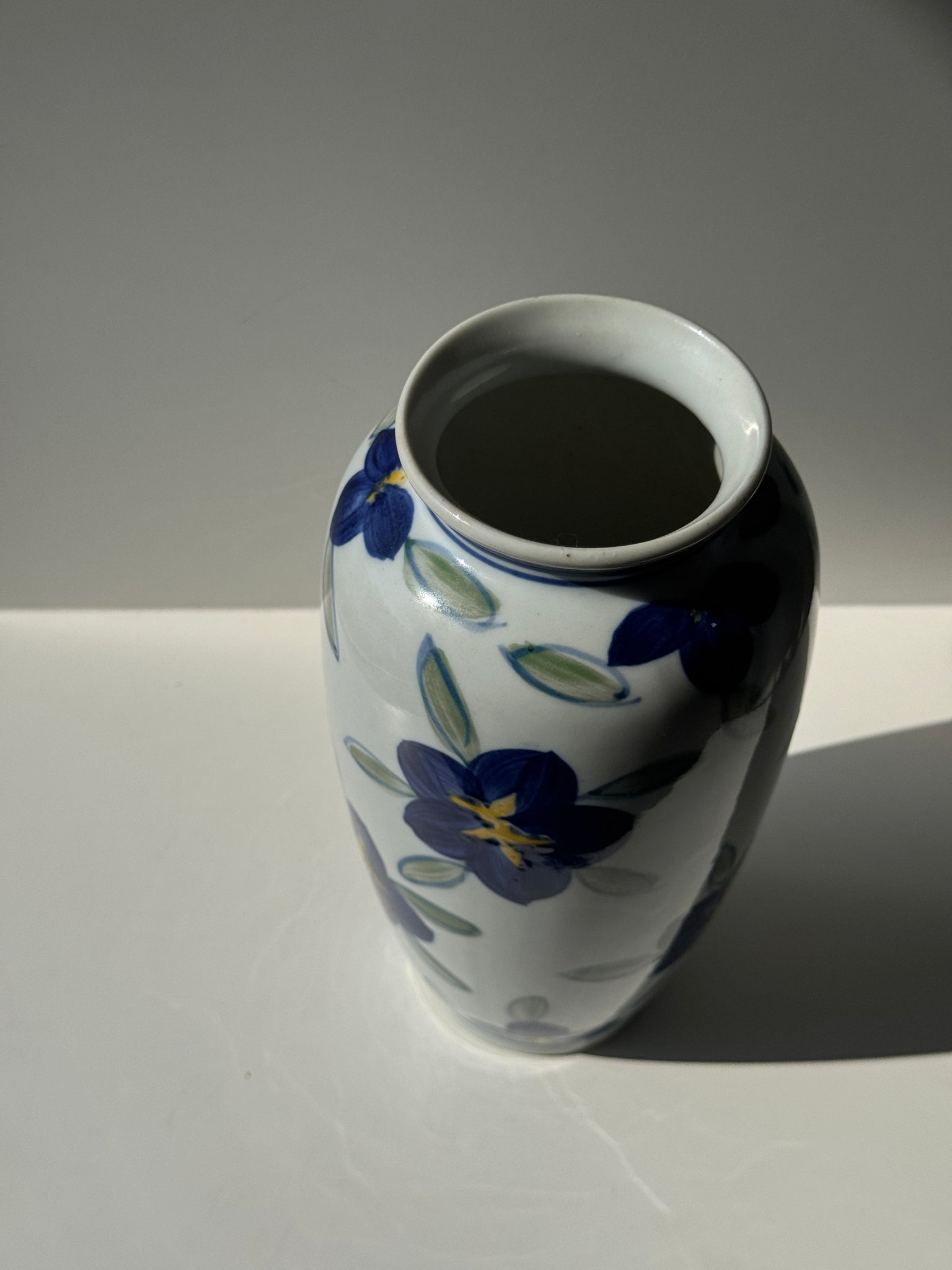 Vase fond blanc fleurs bleues jaunes et vertes stylisées H24,5 D12