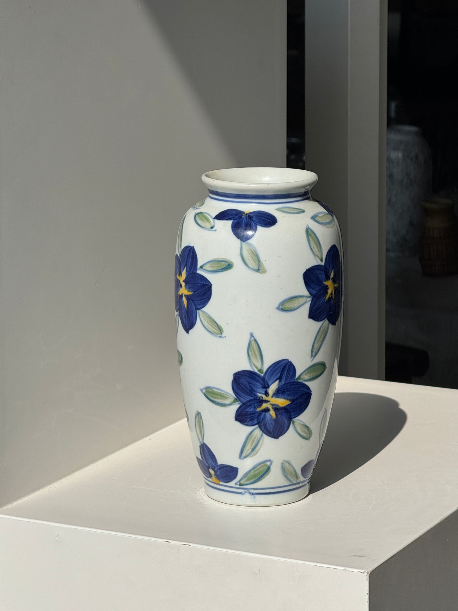 Vase fond blanc fleurs bleues jaunes et vertes stylisées H24,5 D12