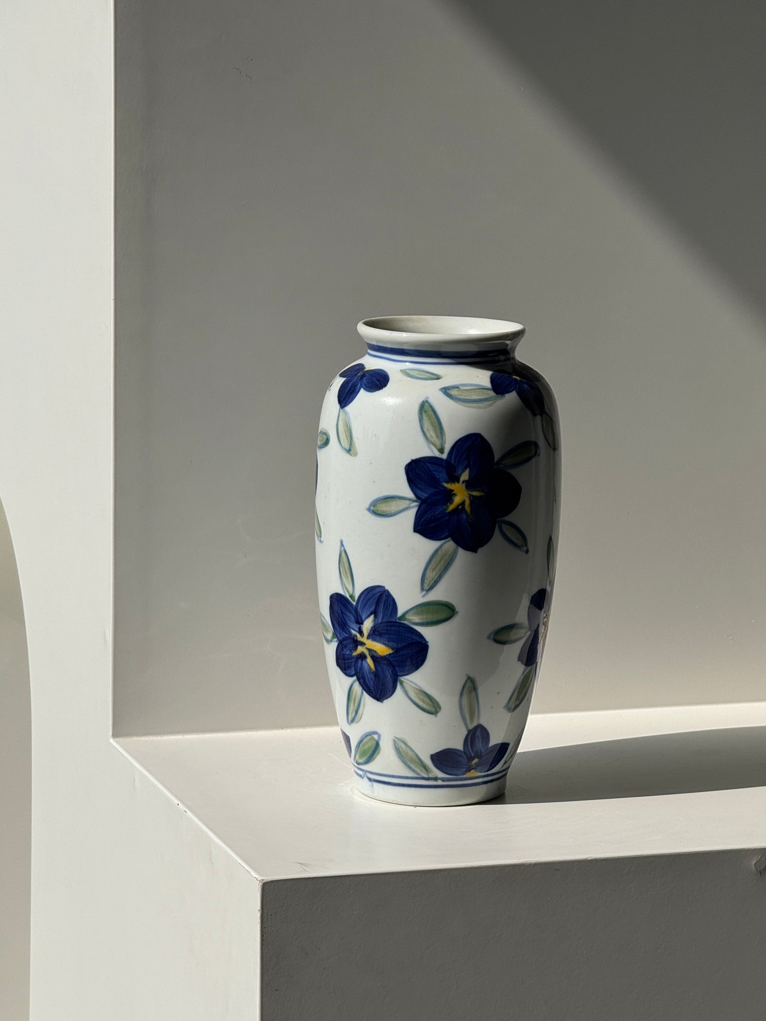 Vase fond blanc fleurs bleues jaunes et vertes stylisées H24,5 D12