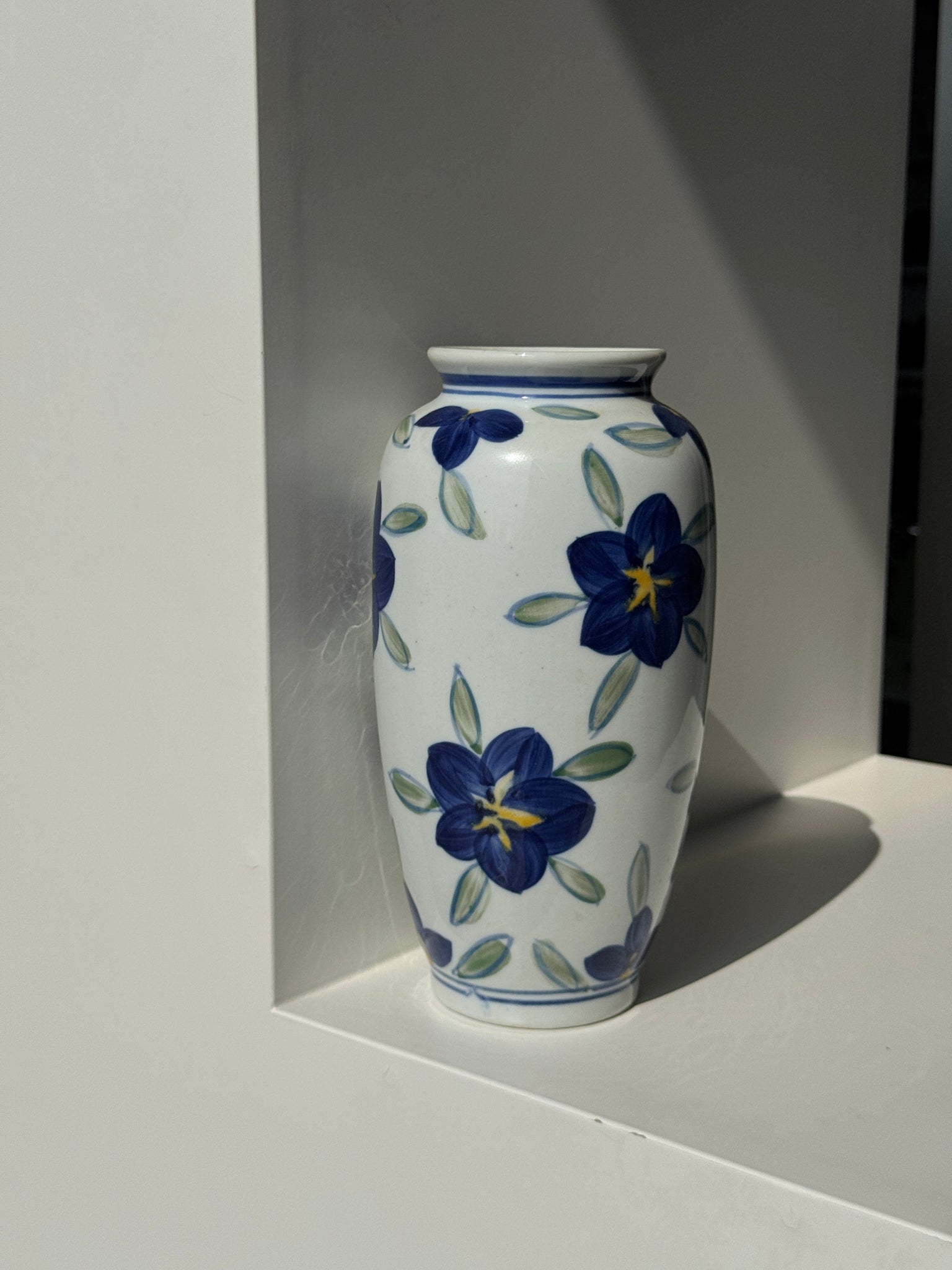 Vase fond blanc fleurs bleues jaunes et vertes stylisées H24,5 D12