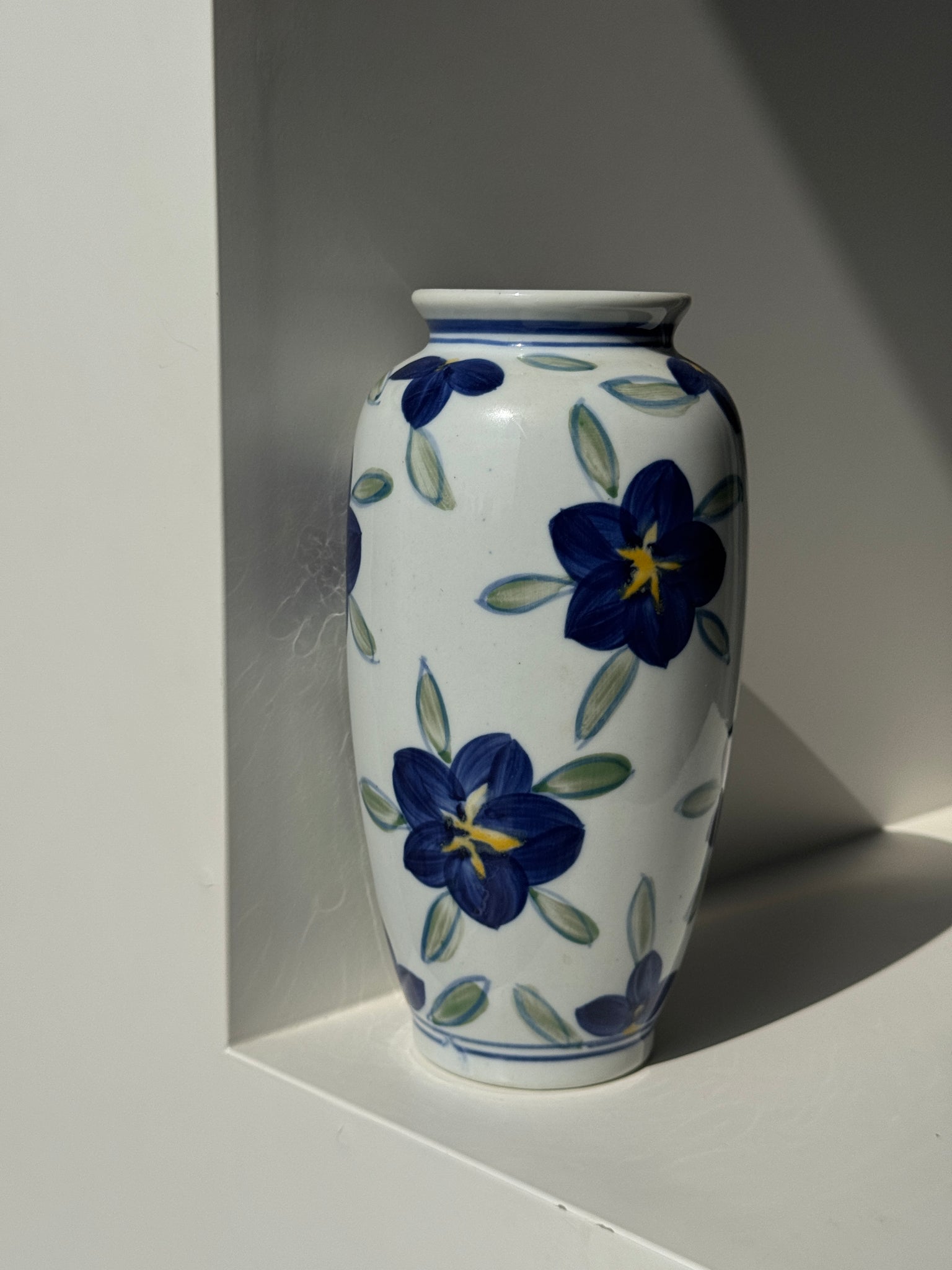 Vase fond blanc fleurs bleues jaunes et vertes stylisées H24,5 D12