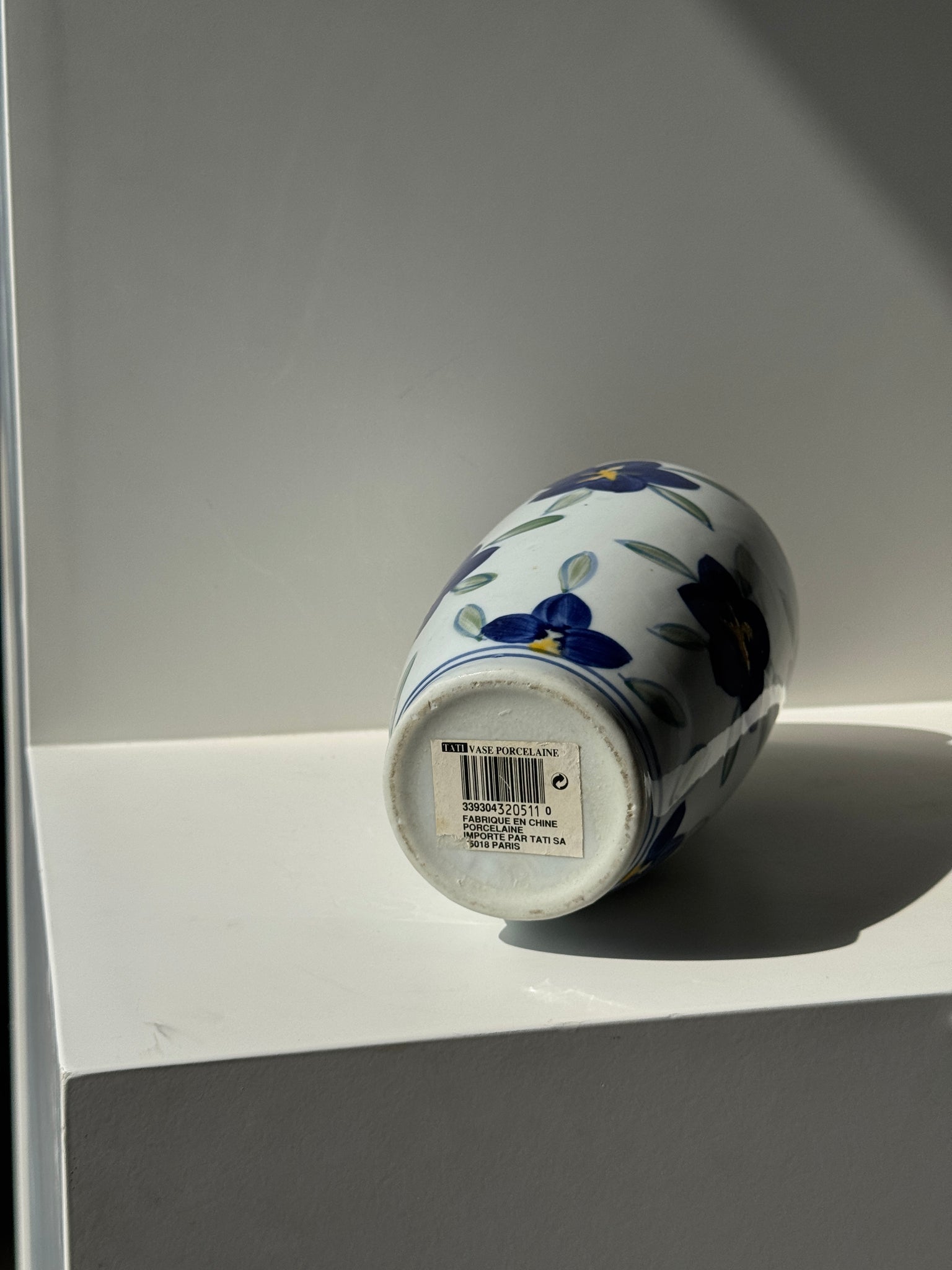Vase fond blanc fleurs bleues jaunes et vertes stylisées H24,5 D12