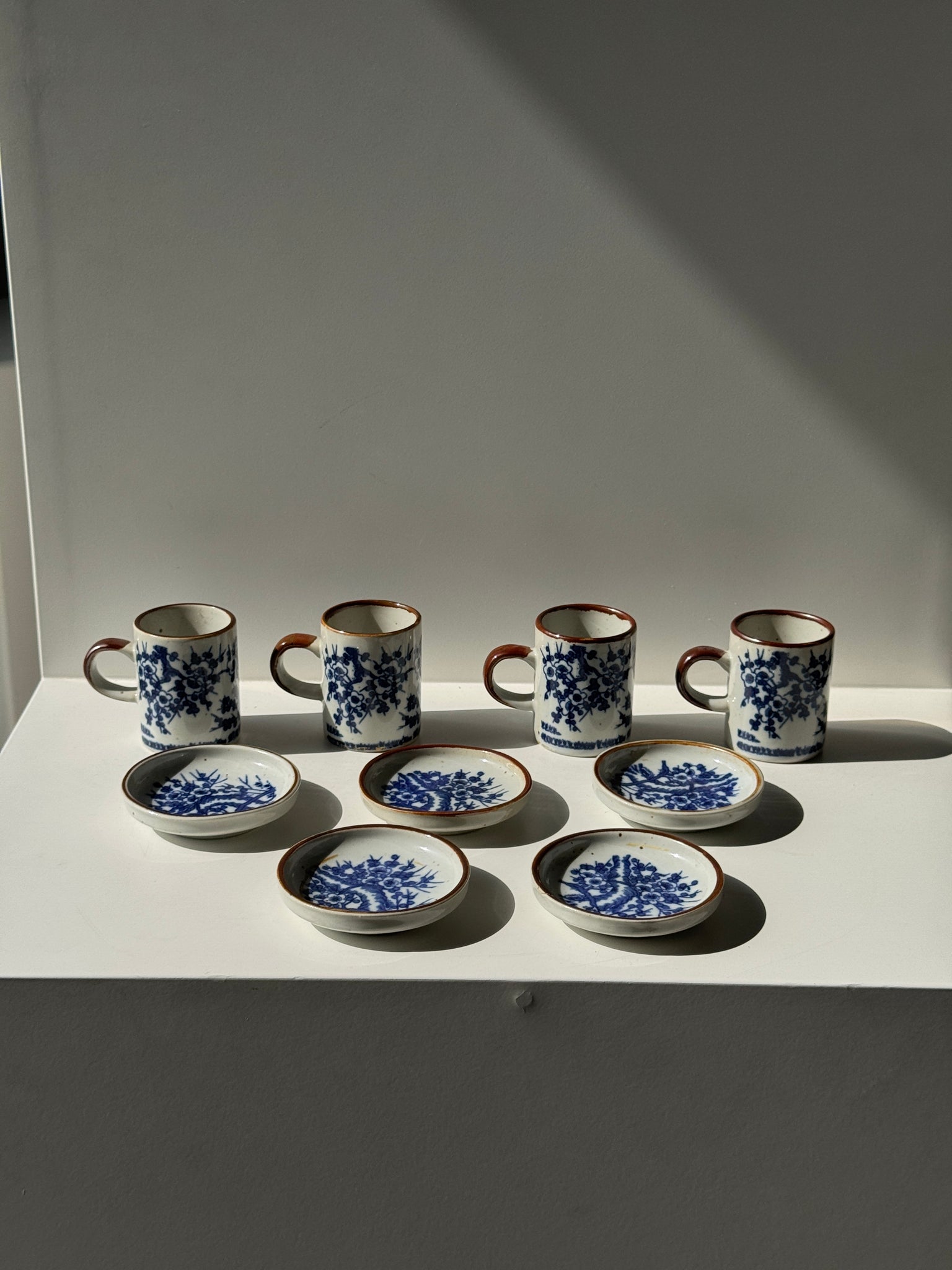 Lot de 4 petites tasses et leur soucoupes décor de paysage bleu asiatique