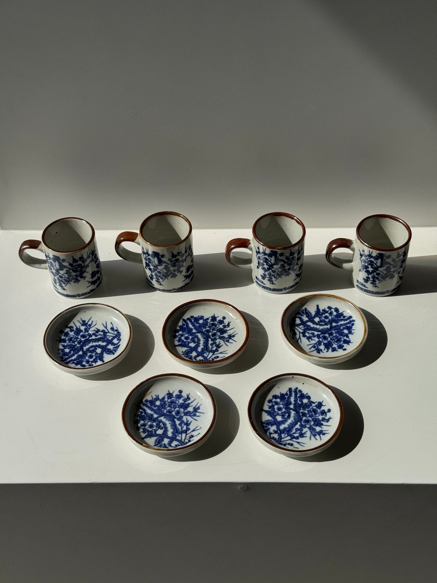 Lot de 4 petites tasses et leur soucoupes décor de paysage bleu asiatique