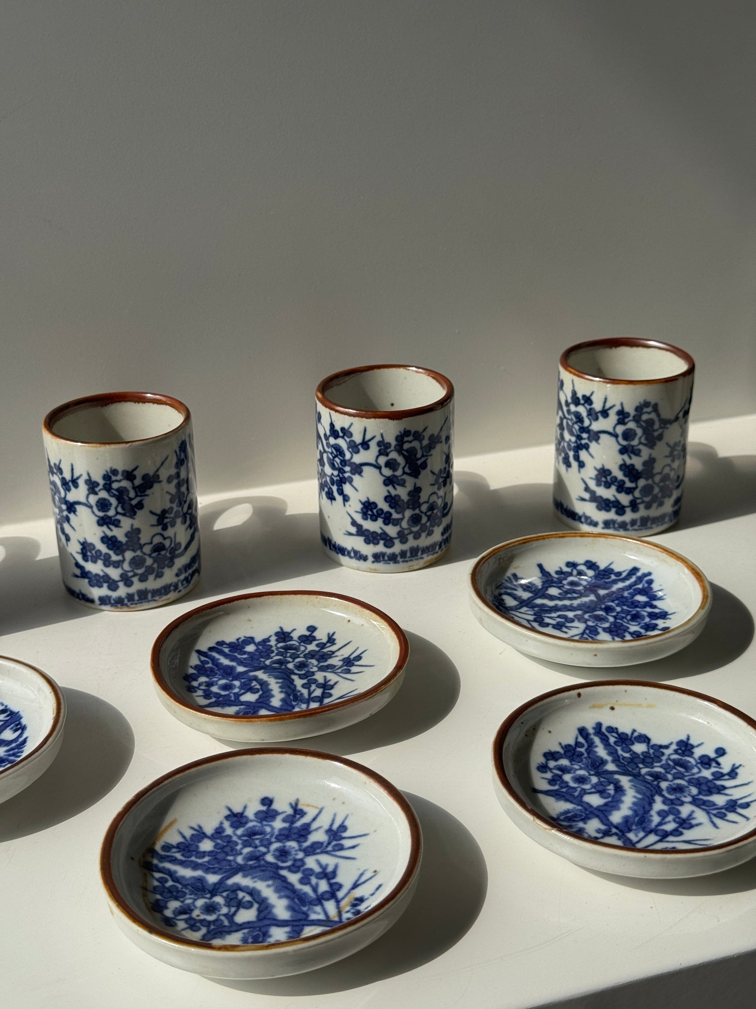 Lot de 4 petites tasses et leur soucoupes décor de paysage bleu asiatique