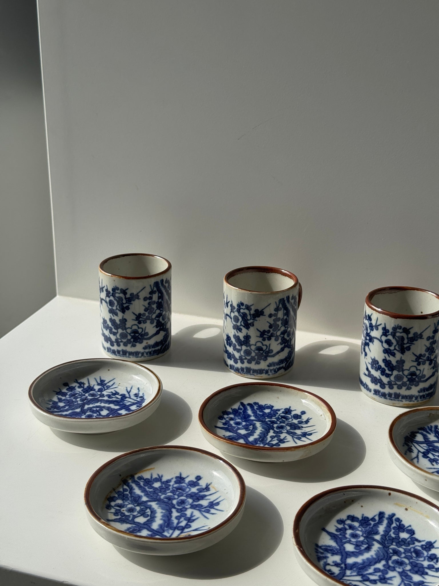 Lot de 4 petites tasses et leur soucoupes décor de paysage bleu asiatique