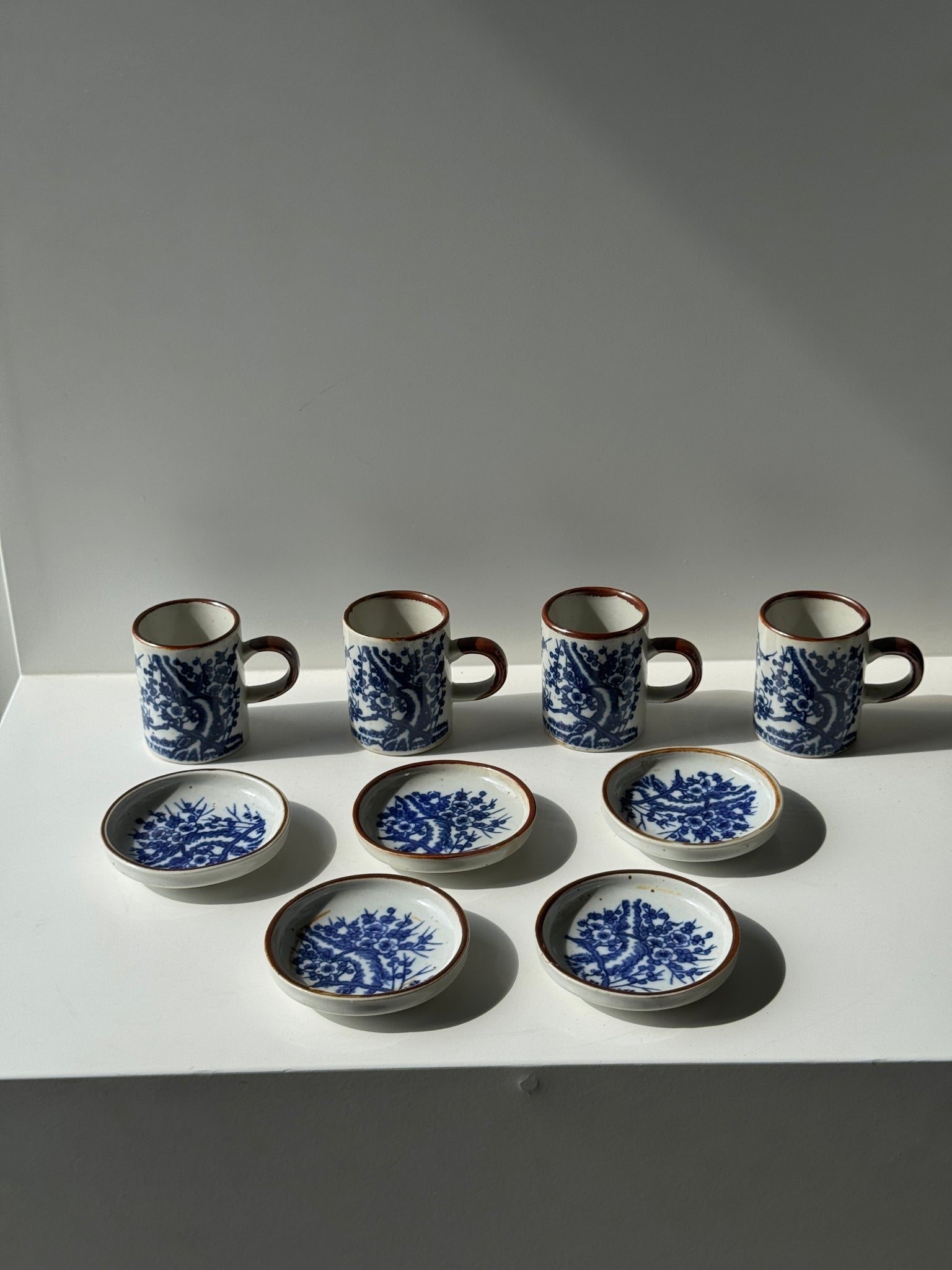 Lot de 4 petites tasses et leur soucoupes décor de paysage bleu asiatique