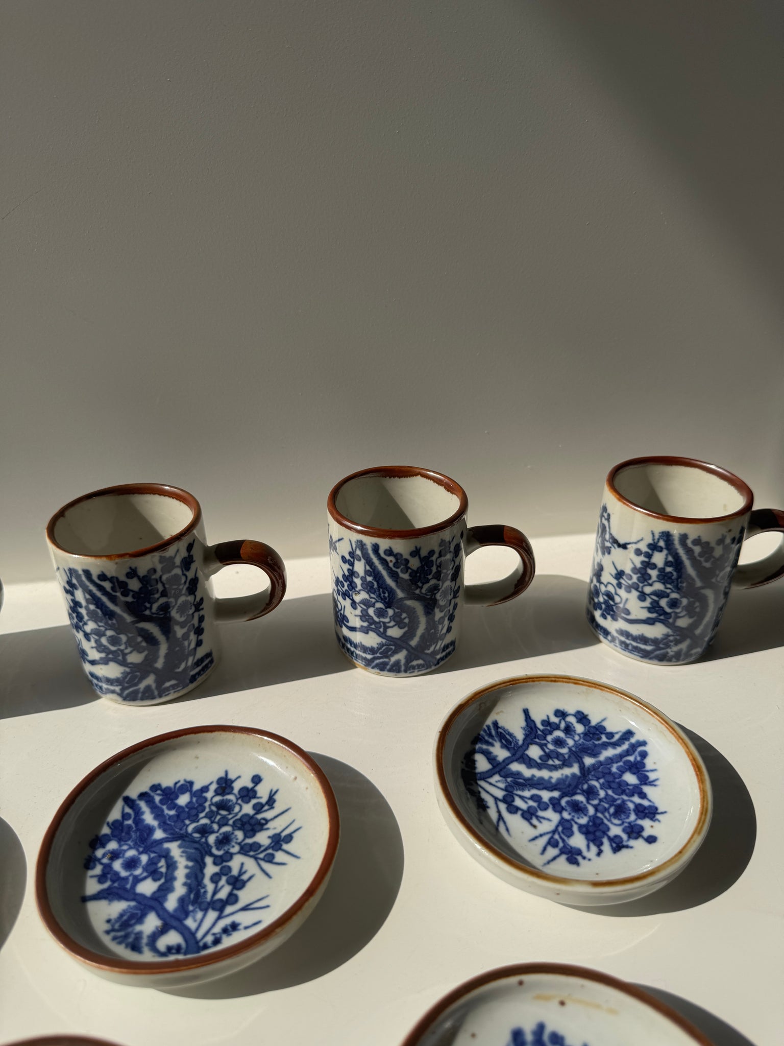 Lot de 4 petites tasses et leur soucoupes décor de paysage bleu asiatique