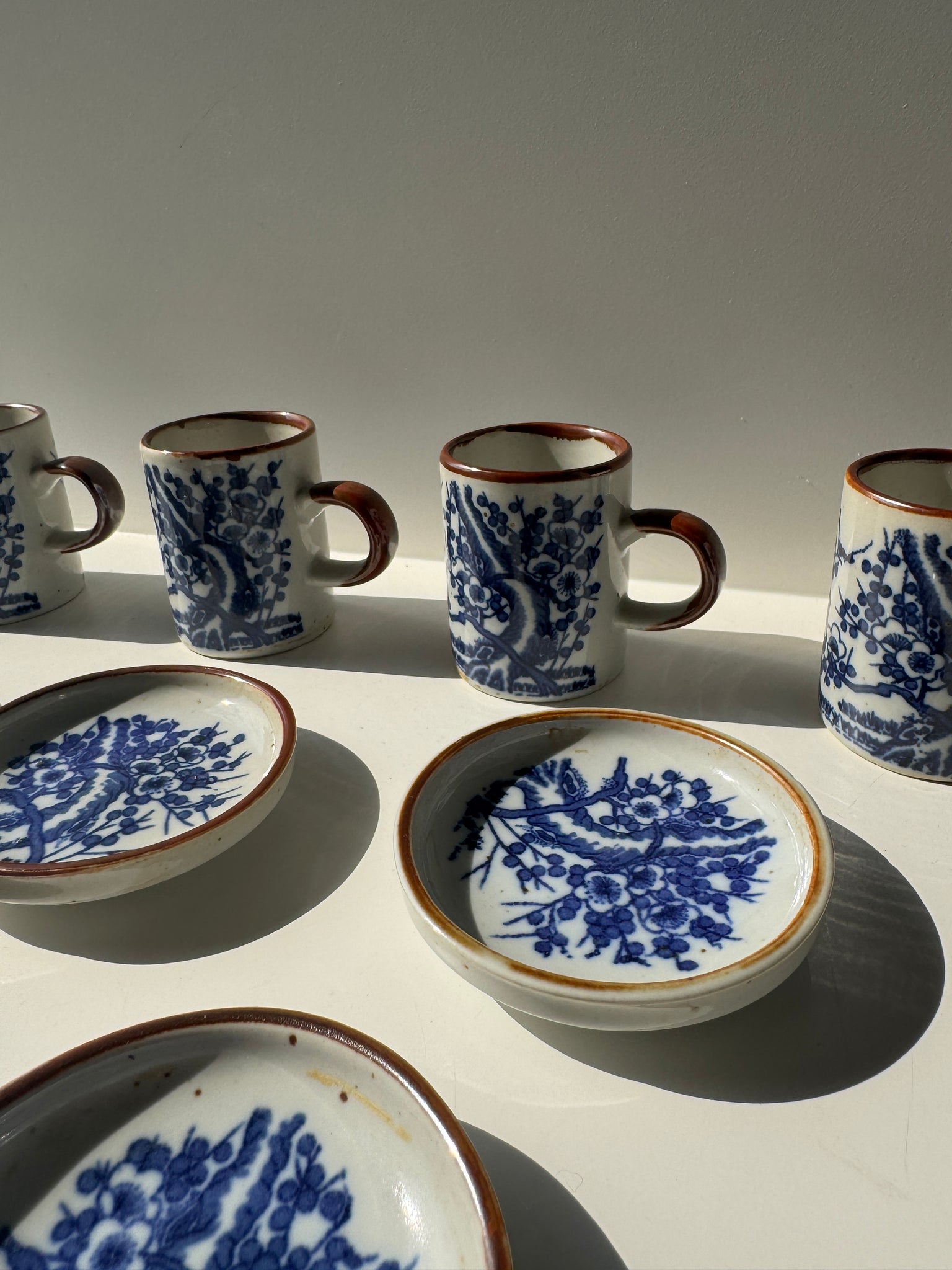 Lot de 4 petites tasses et leur soucoupes décor de paysage bleu asiatique