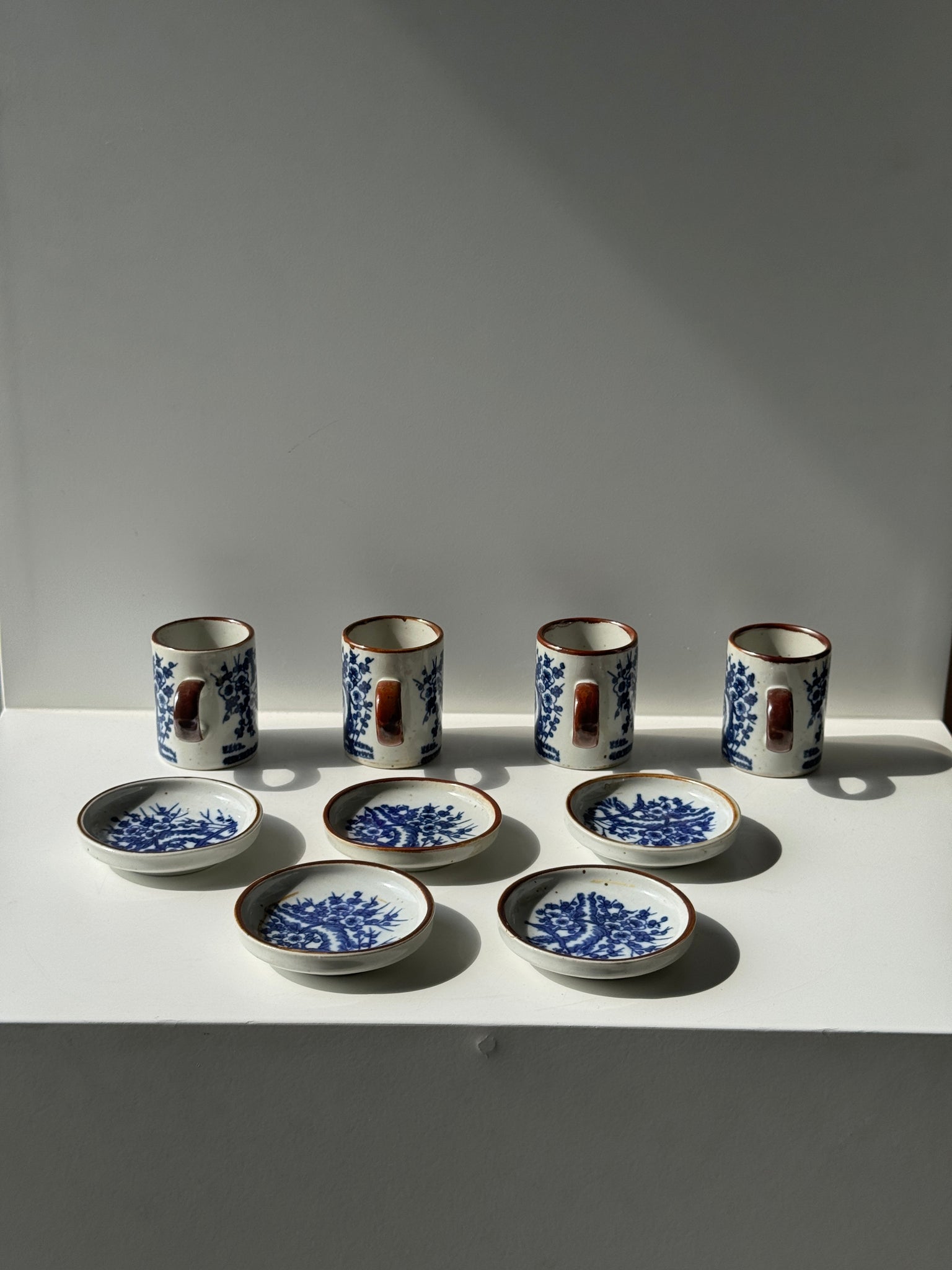 Lot de 4 petites tasses et leur soucoupes décor de paysage bleu asiatique