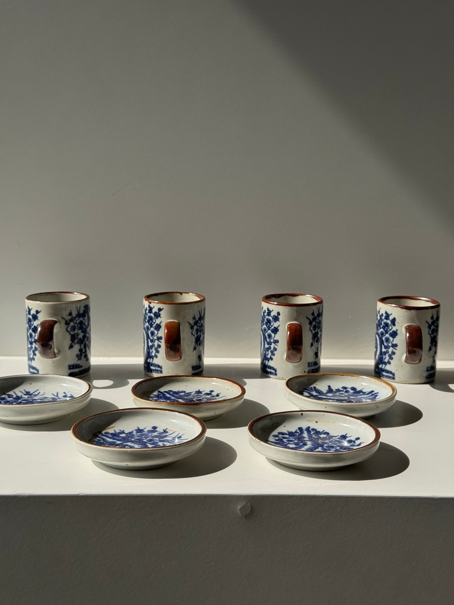 Lot de 4 petites tasses et leur soucoupes décor de paysage bleu asiatique