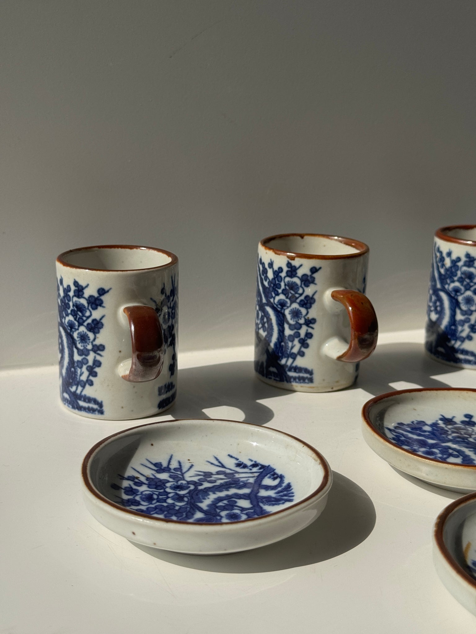 Lot de 4 petites tasses et leur soucoupes décor de paysage bleu asiatique