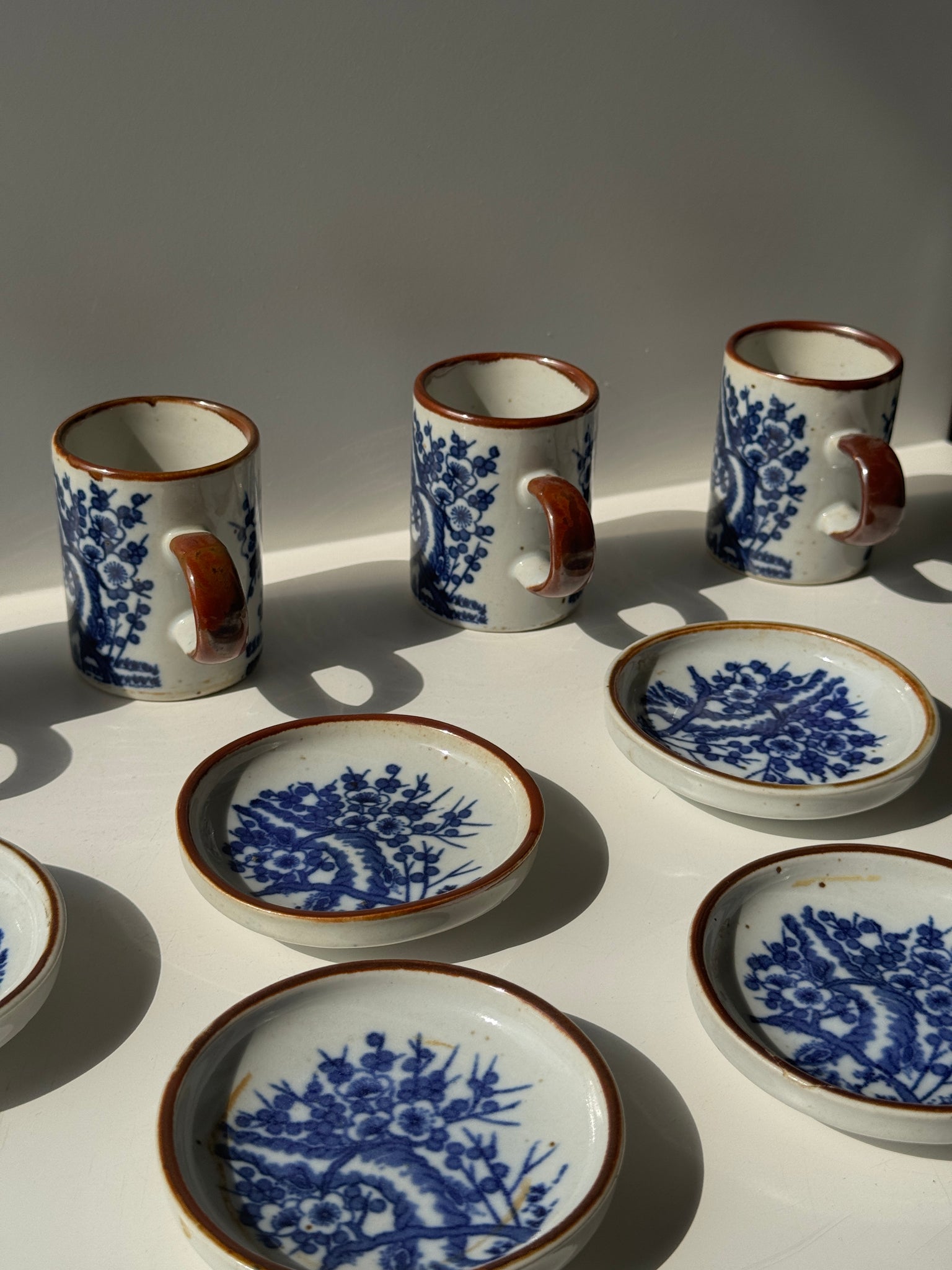 Lot de 4 petites tasses et leur soucoupes décor de paysage bleu asiatique