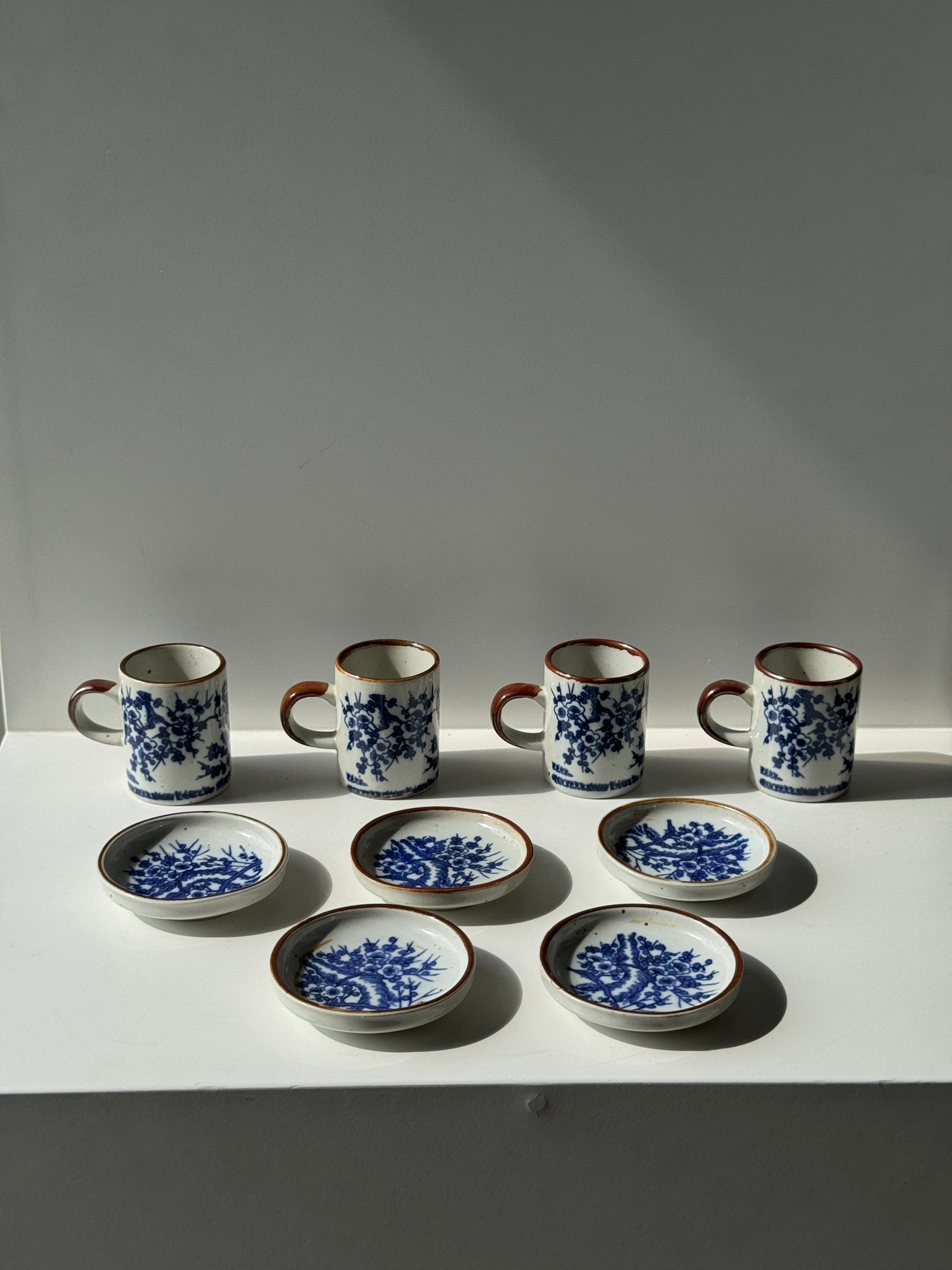 Lot de 4 petites tasses et leur soucoupes décor de paysage bleu asiatique