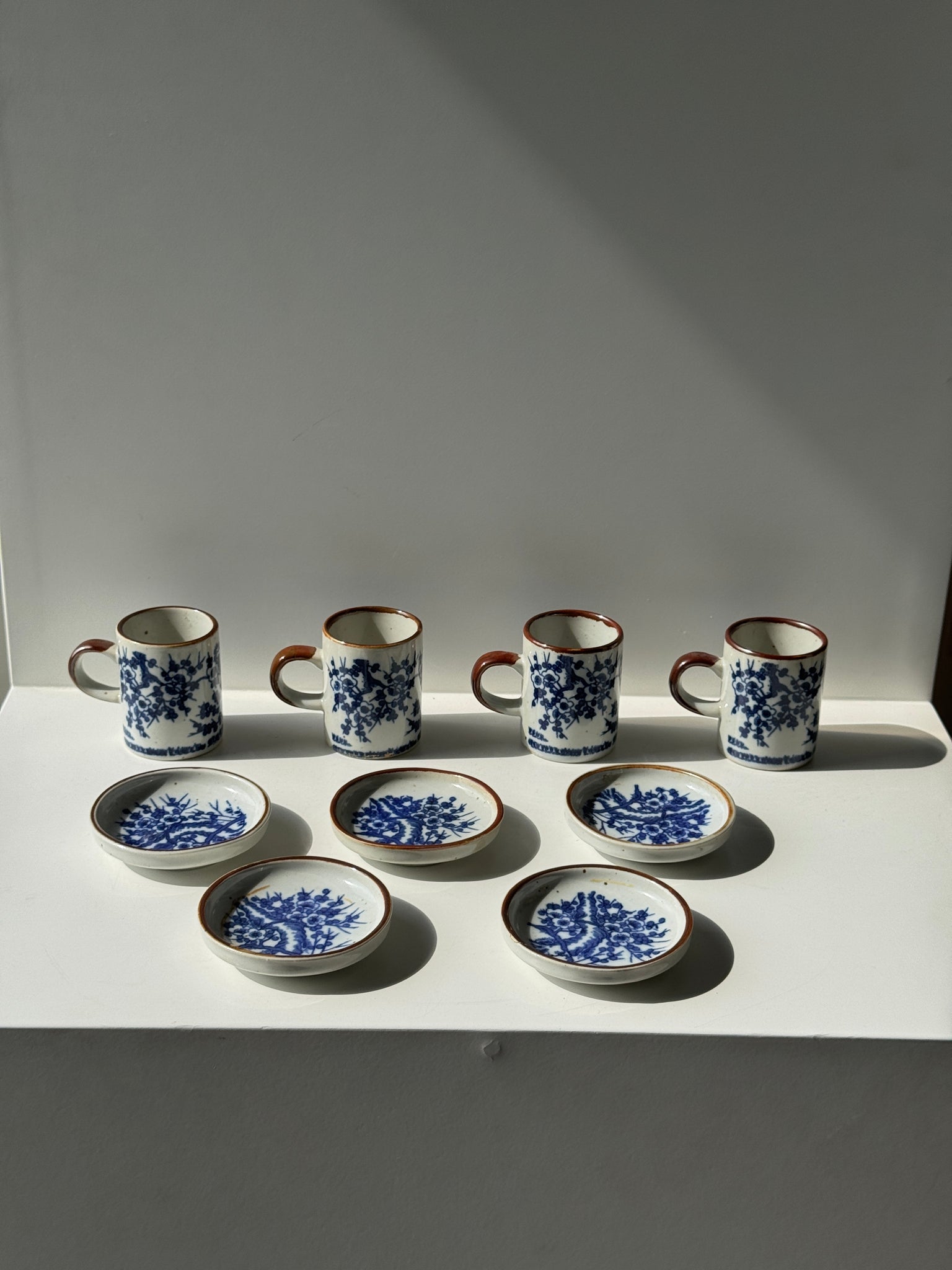 Lot de 4 petites tasses et leur soucoupes décor de paysage bleu asiatique