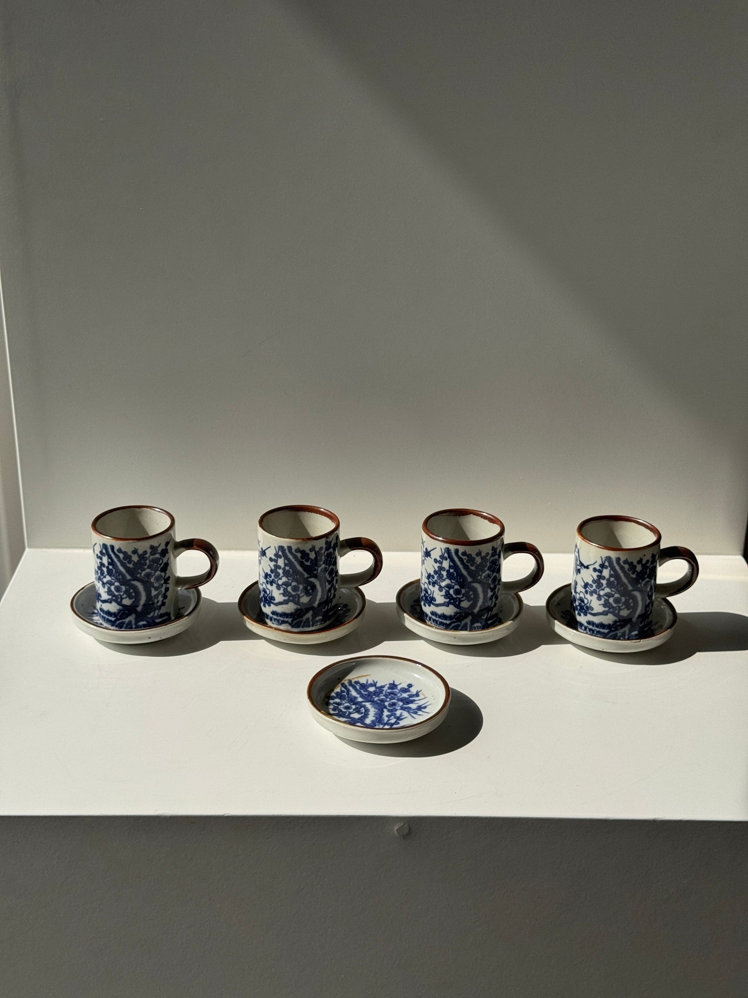 Lot de 4 petites tasses et leur soucoupes décor de paysage bleu asiatique