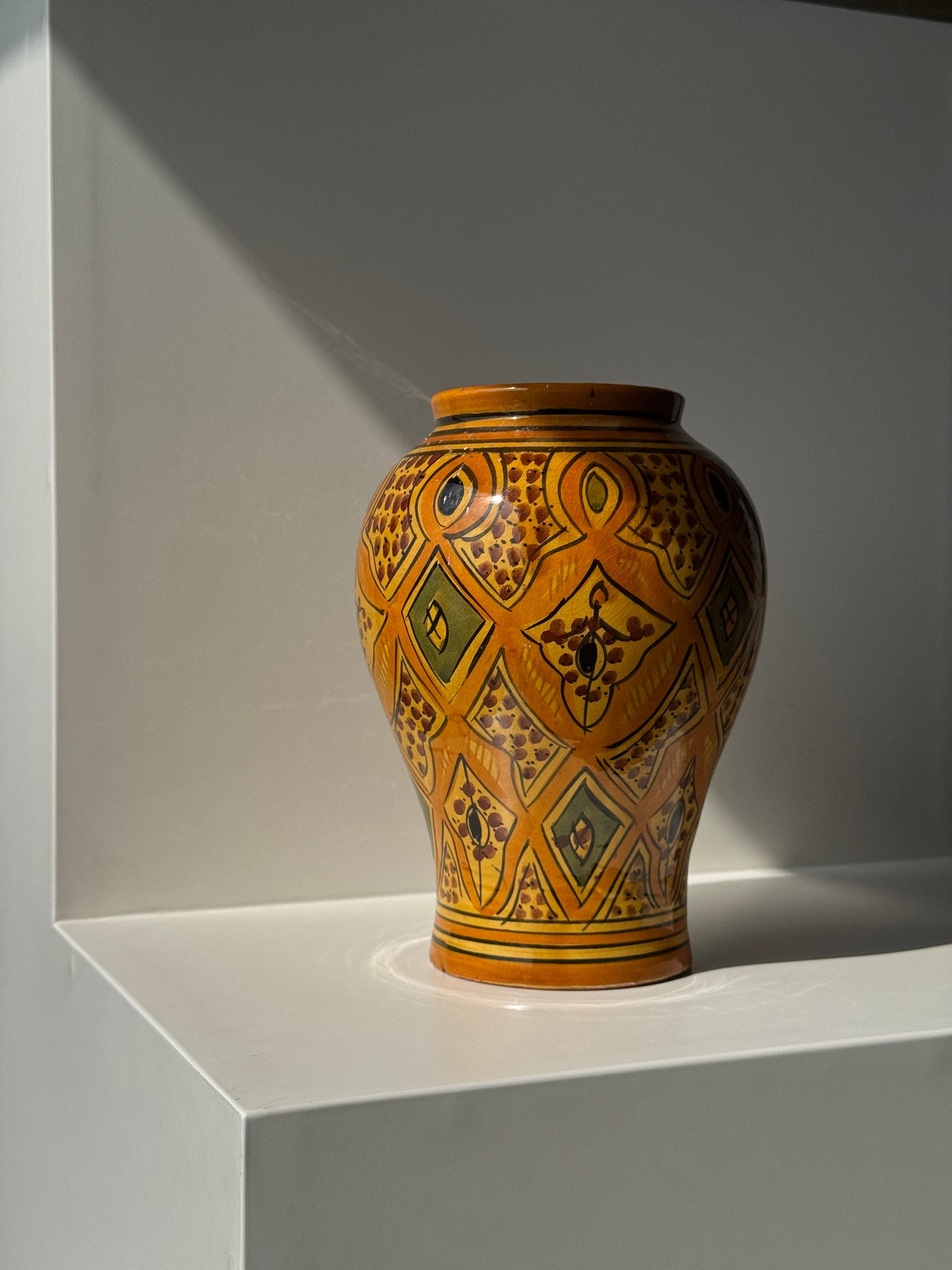 Vase provençal jaune et vert à motifs géométriques H24