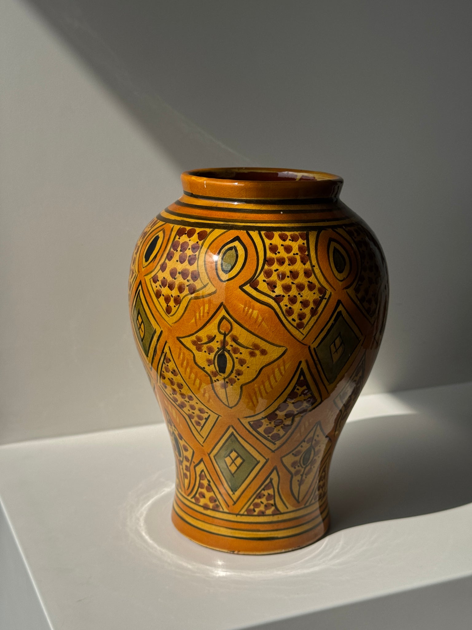 Vase provençal jaune et vert à motifs géométriques H24