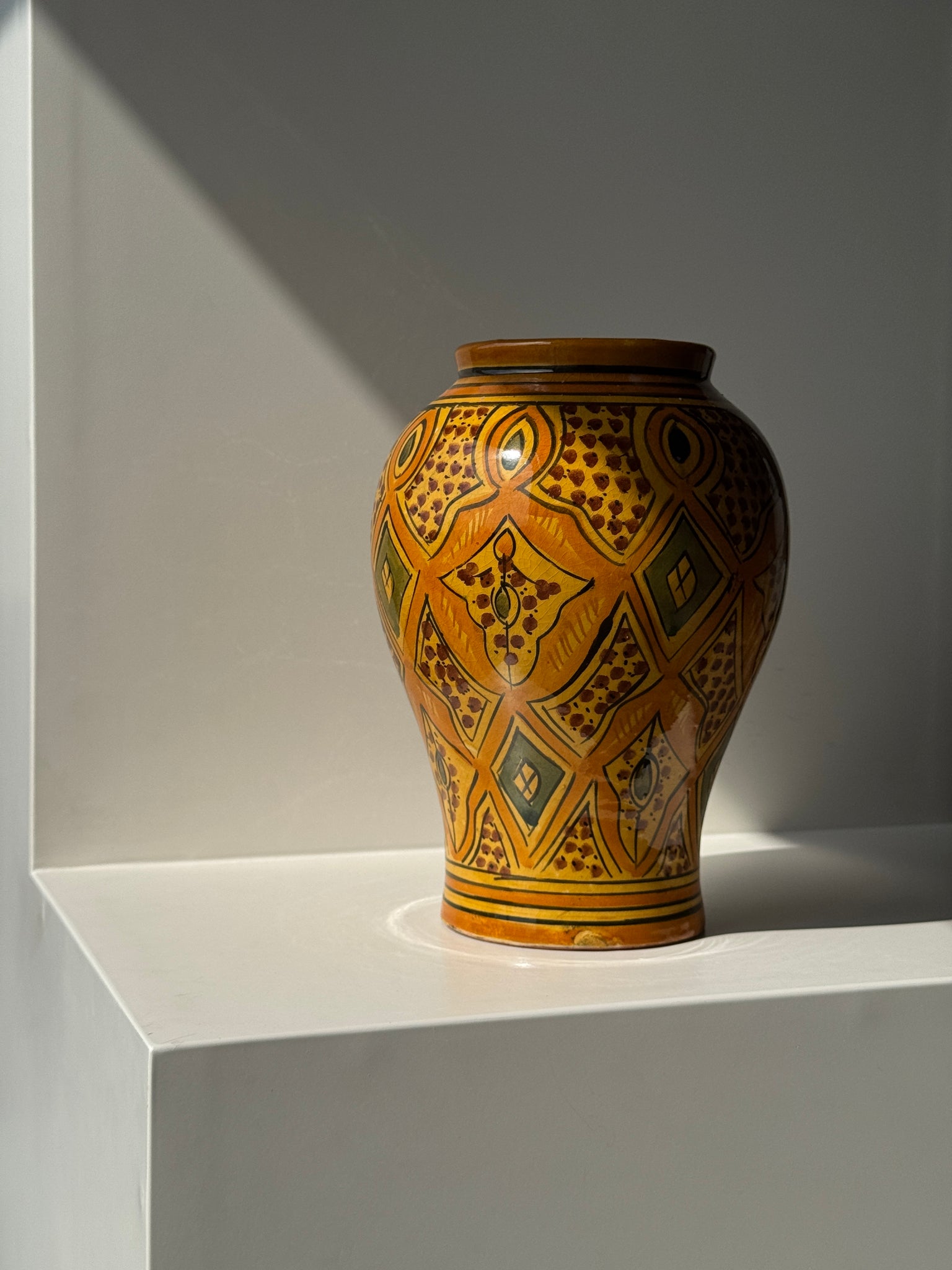 Vase provençal jaune et vert à motifs géométriques H24