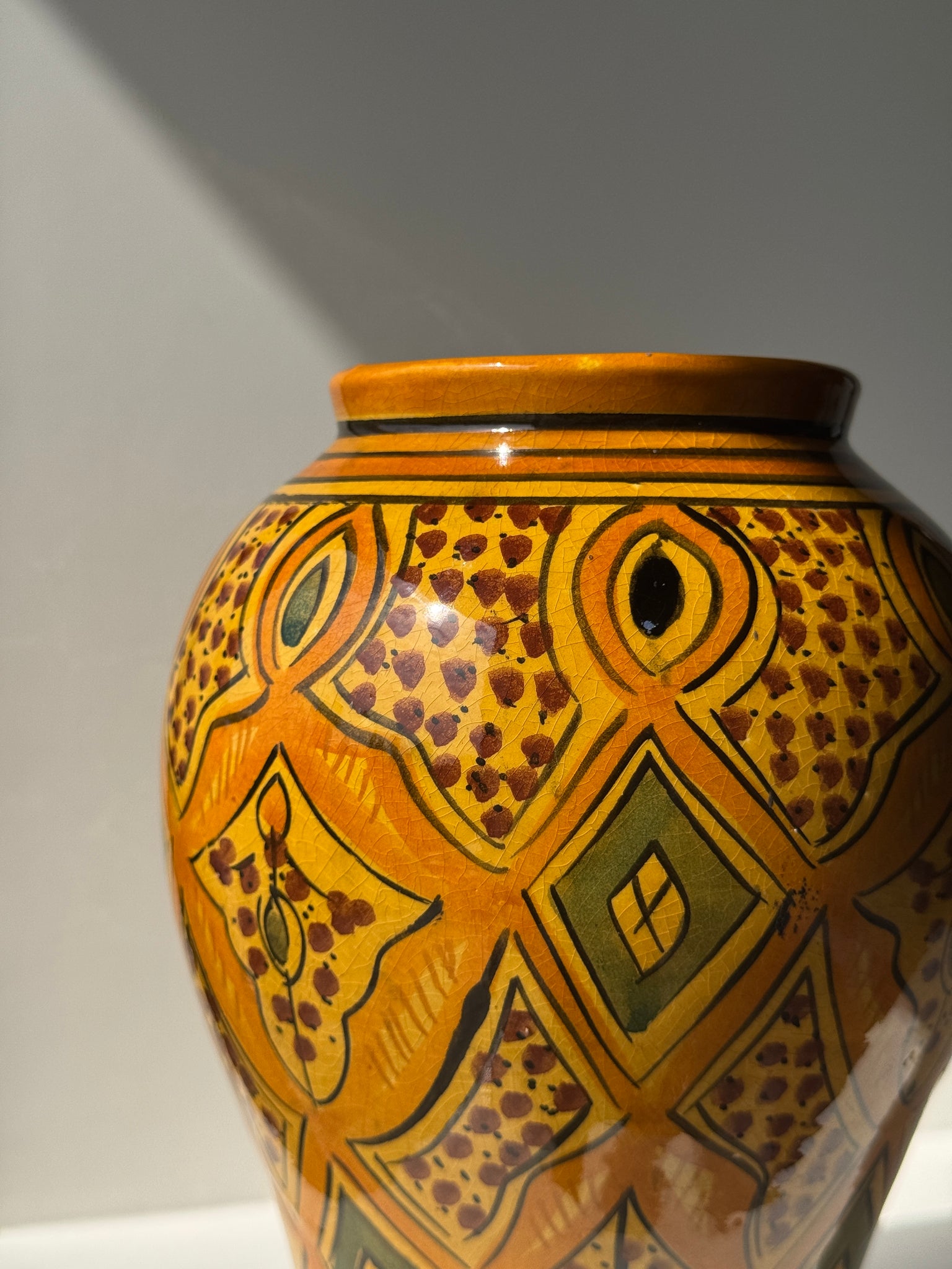Vase provençal jaune et vert à motifs géométriques H24