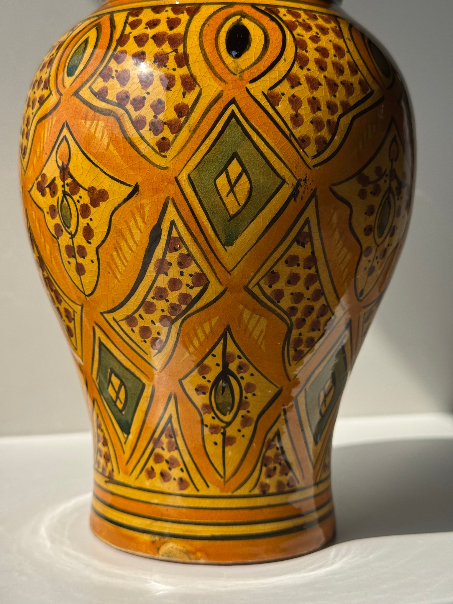 Vase provençal jaune et vert à motifs géométriques H24