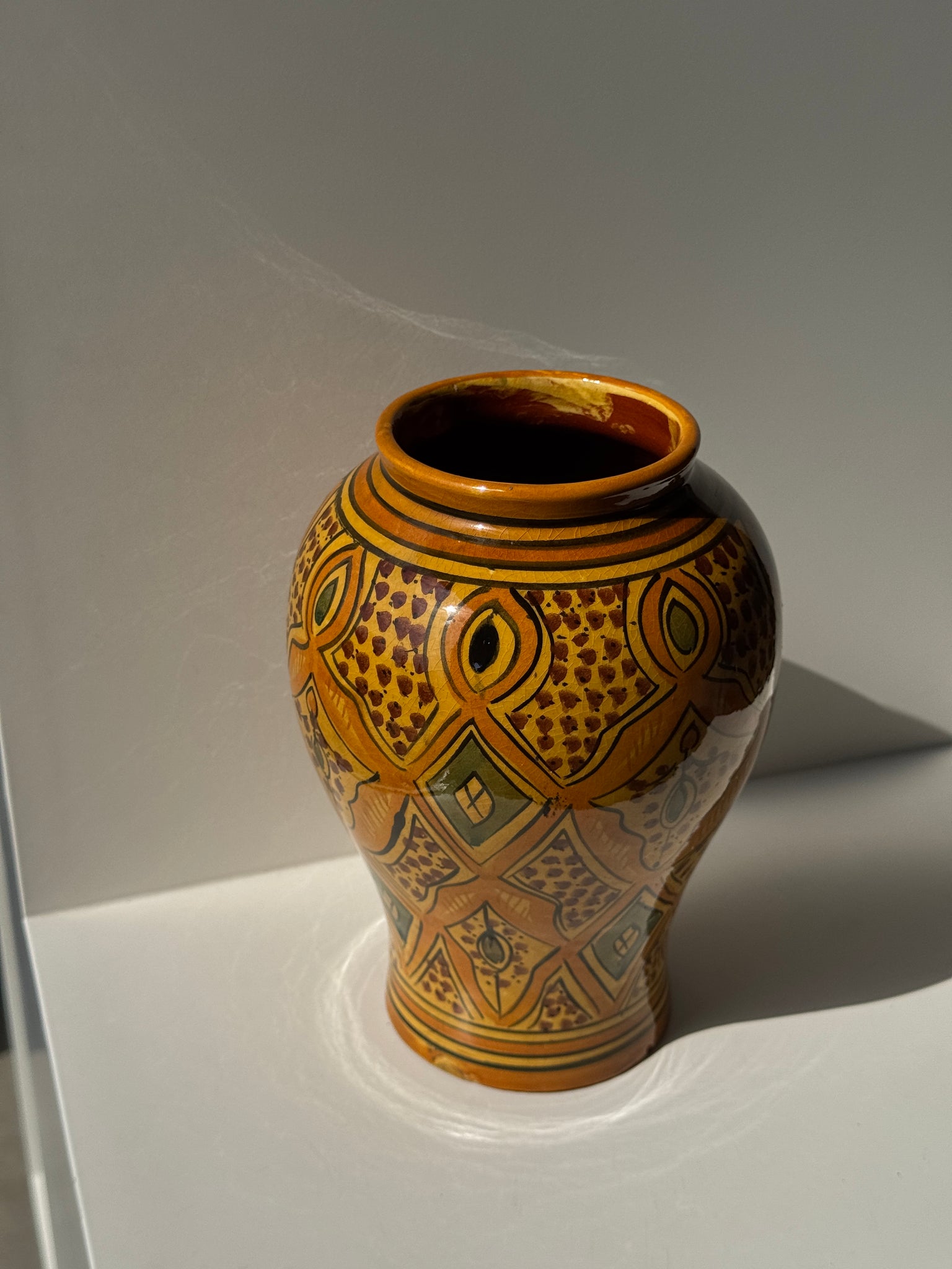 Vase provençal jaune et vert à motifs géométriques H24