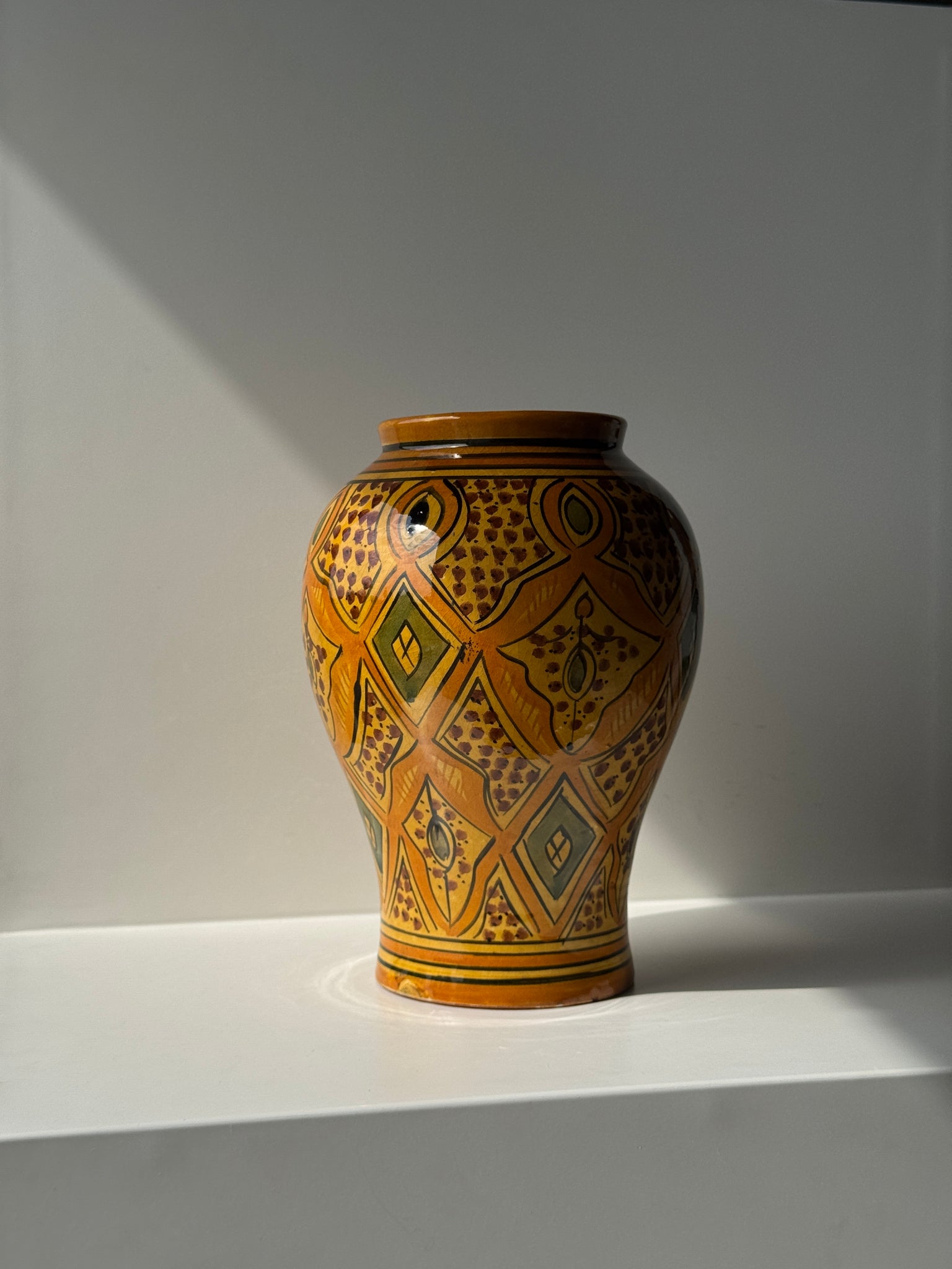 Vase provençal jaune et vert à motifs géométriques H24