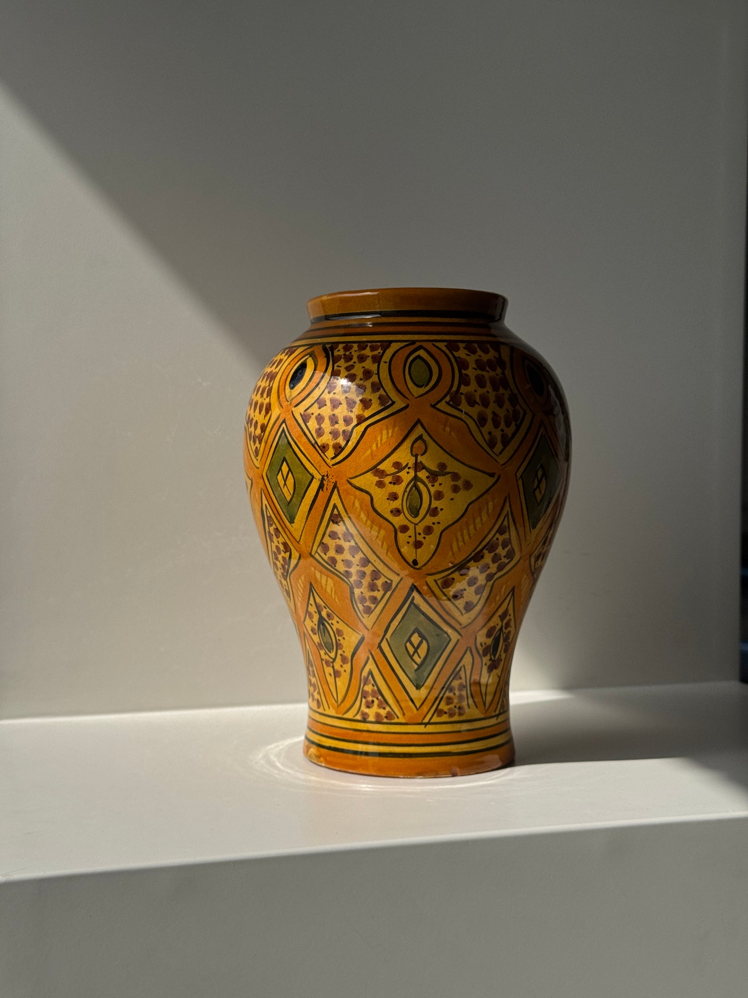 Vase provençal jaune et vert à motifs géométriques H24