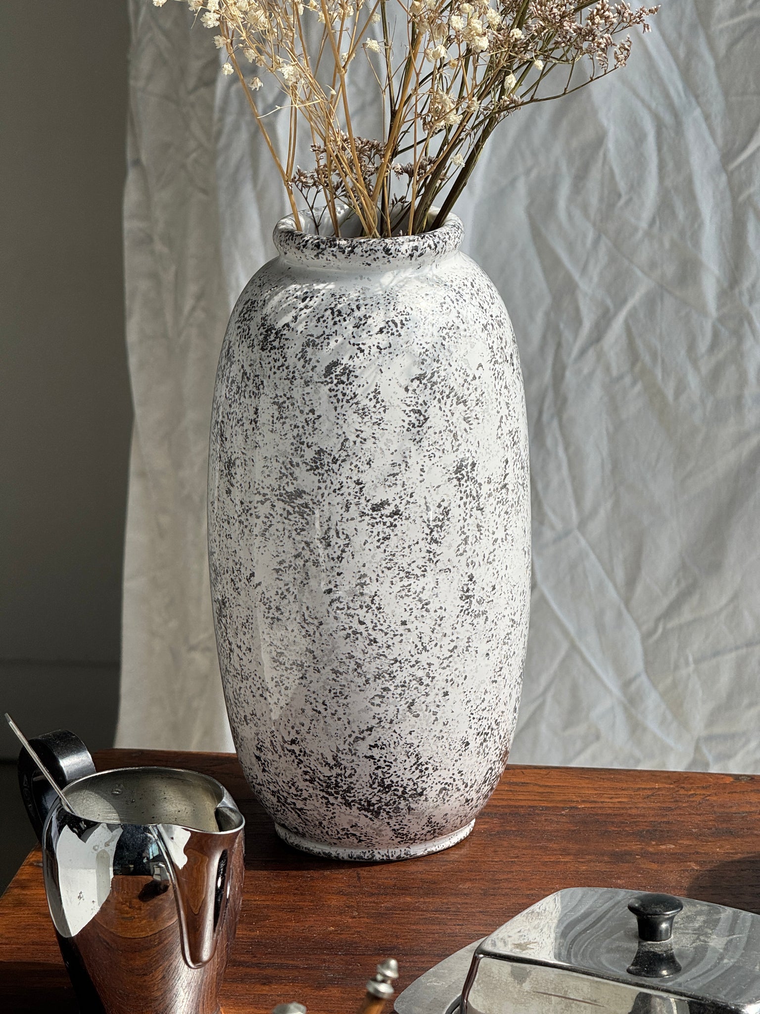Vase années 90 fond blanc moucheté gris H25,5