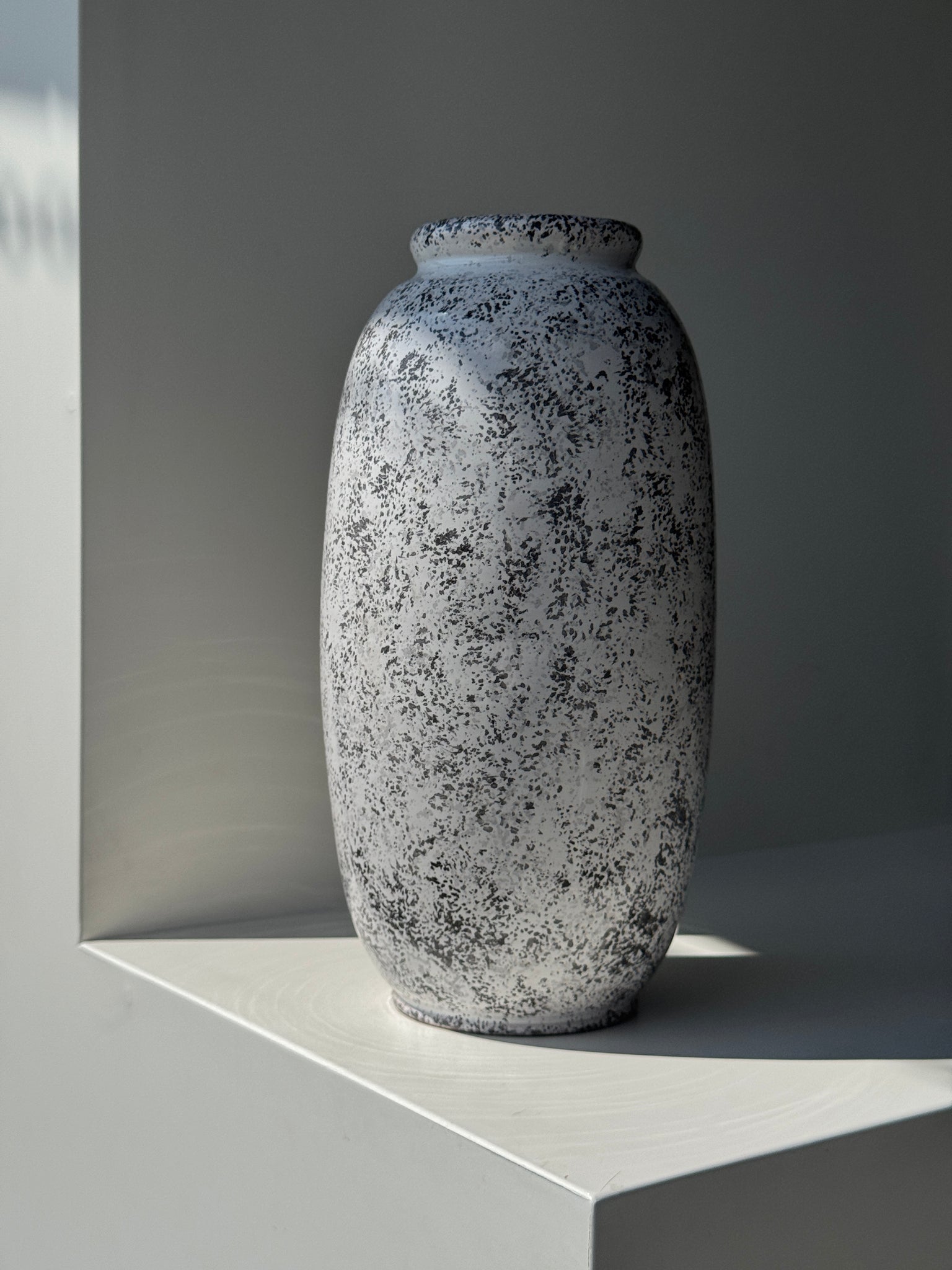 Vase années 90 fond blanc moucheté gris H25,5