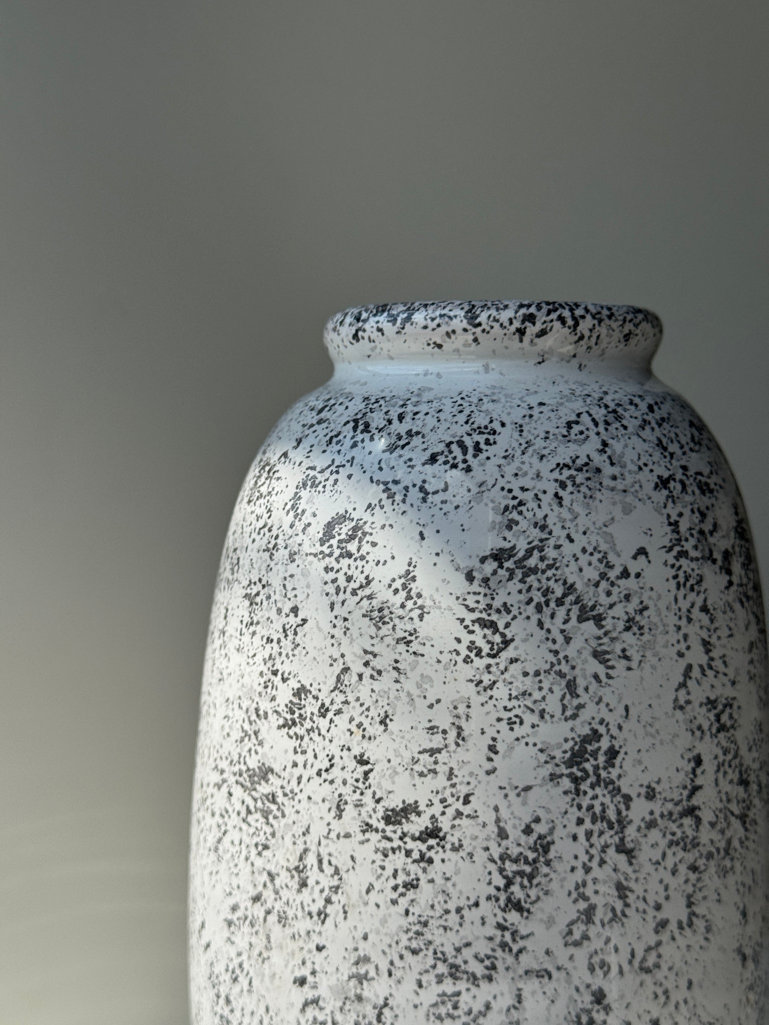 Vase années 90 fond blanc moucheté gris H25,5