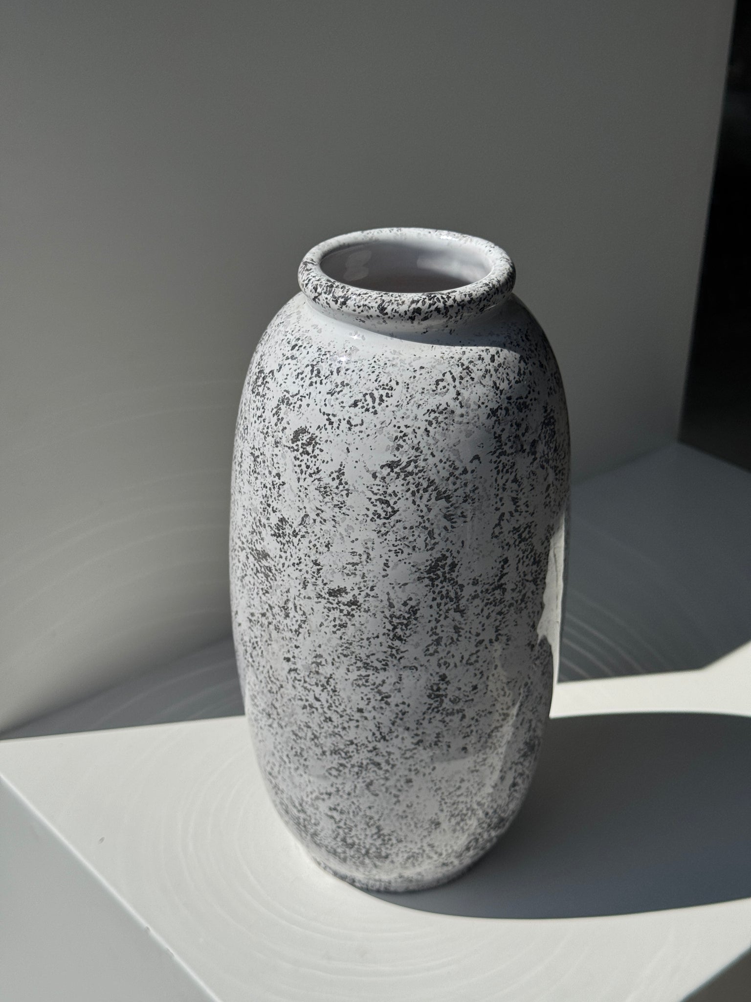 Vase années 90 fond blanc moucheté gris H25,5