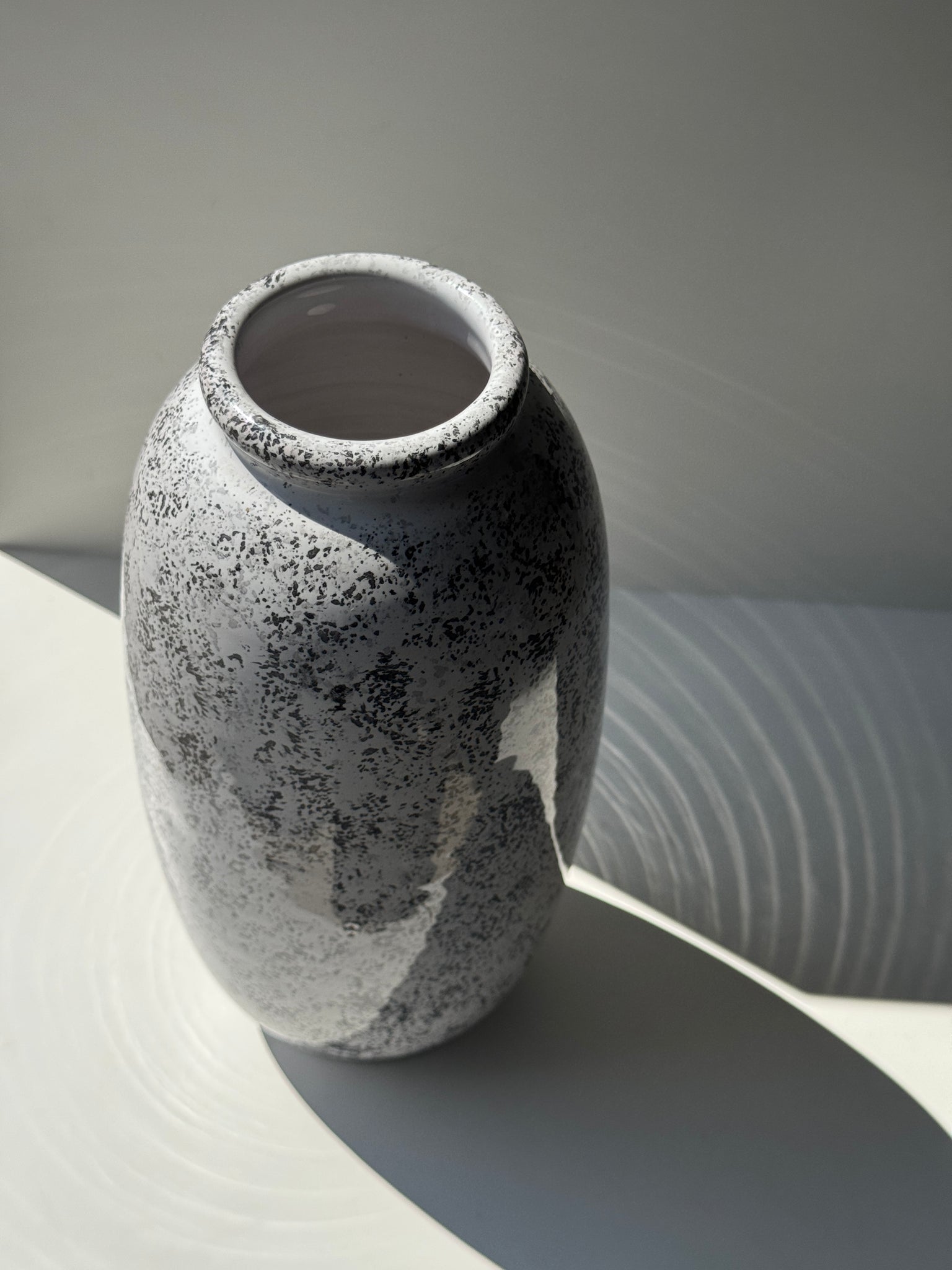 Vase années 90 fond blanc moucheté gris H25,5