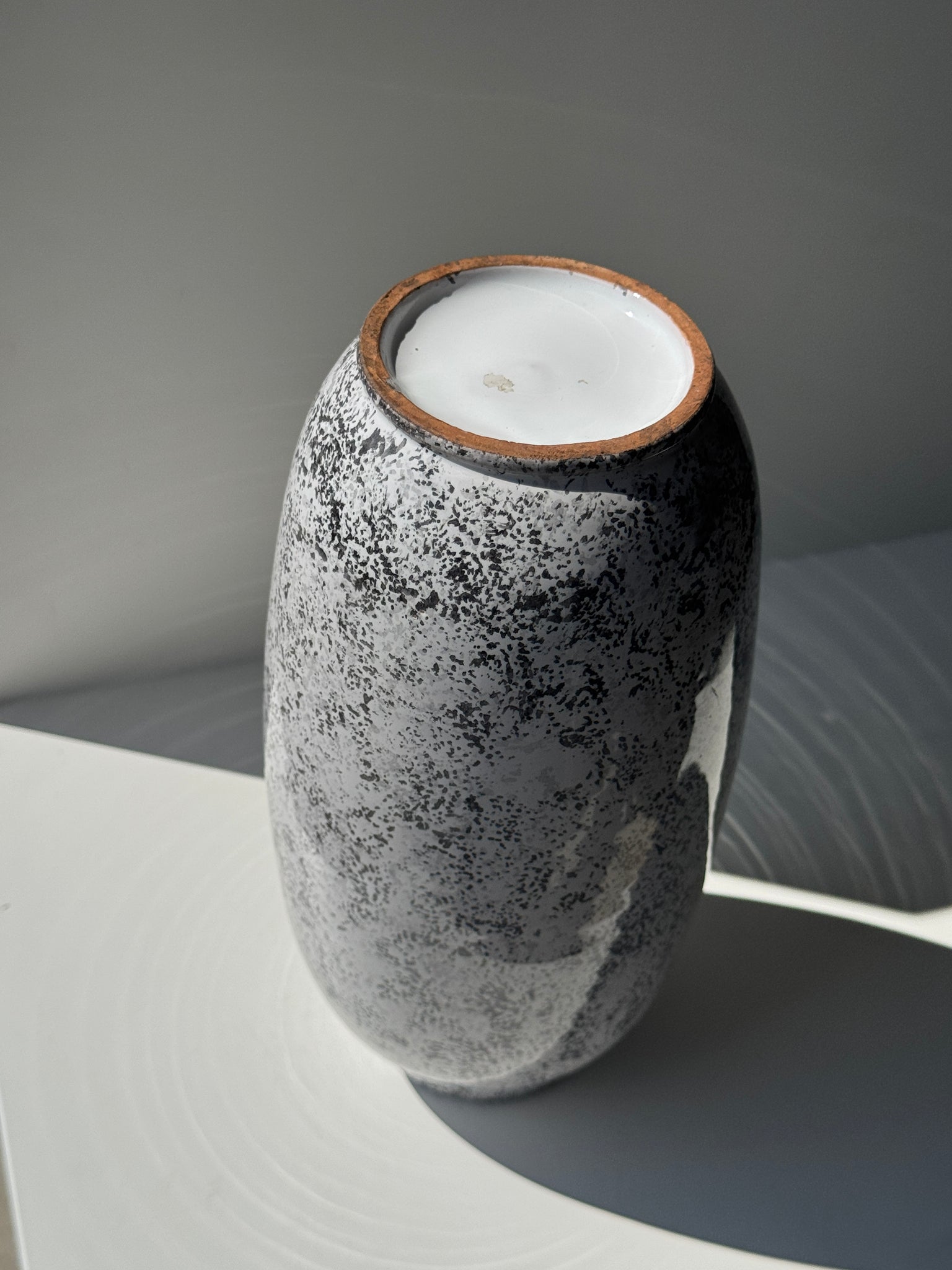 Vase années 90 fond blanc moucheté gris H25,5