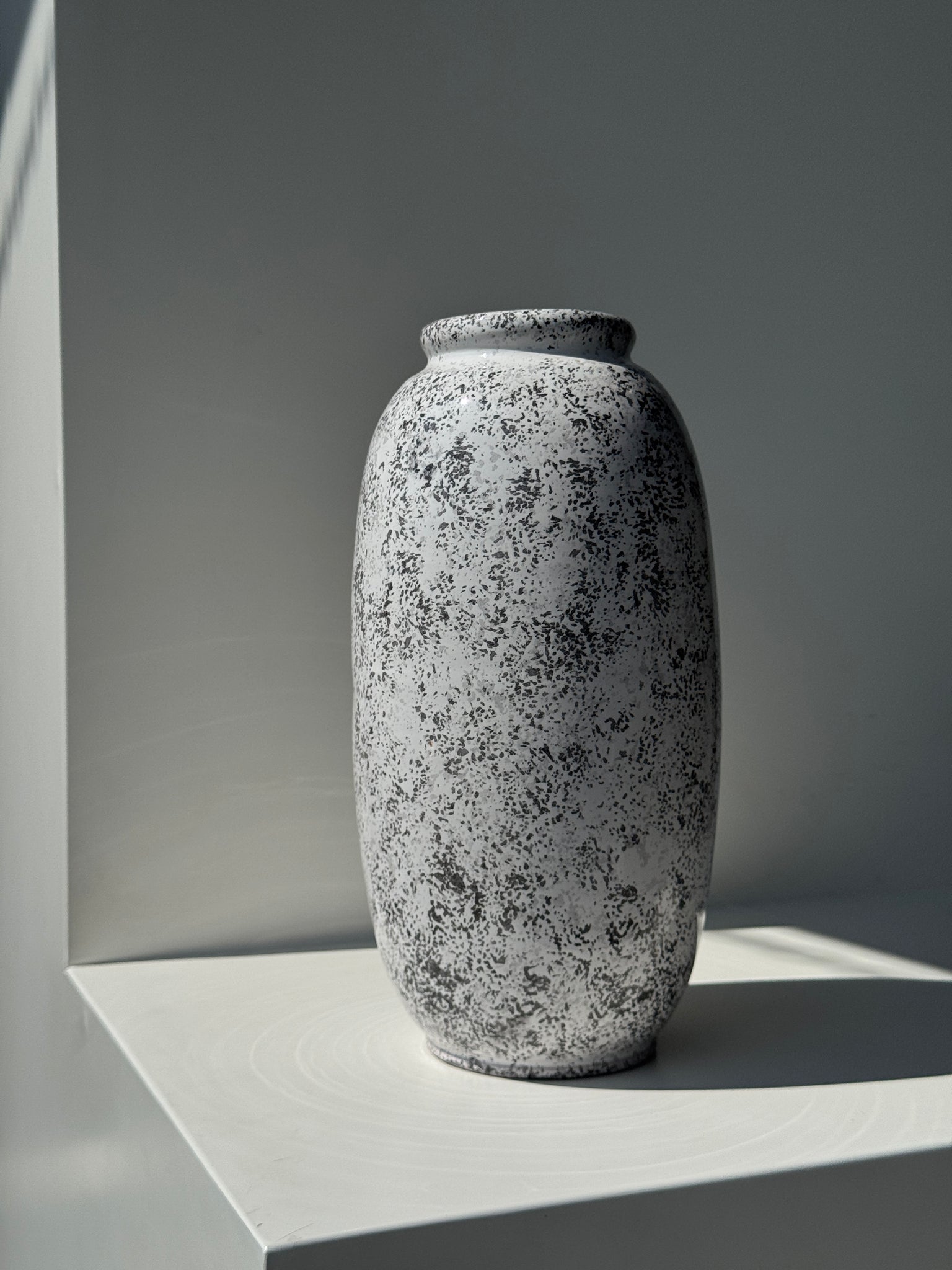 Vase années 90 fond blanc moucheté gris H25,5