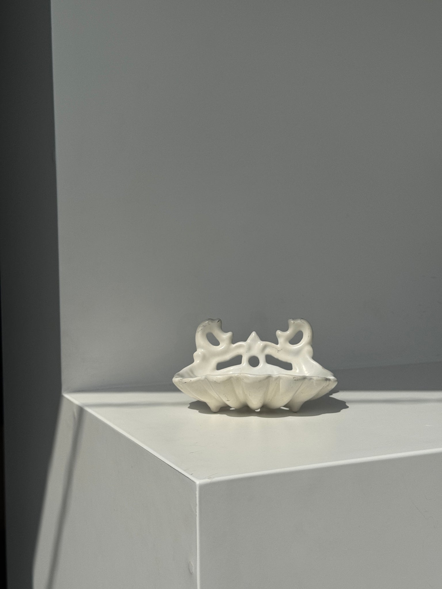 Porte savon en forme de coquille en fonte peint en blanc H7 D12