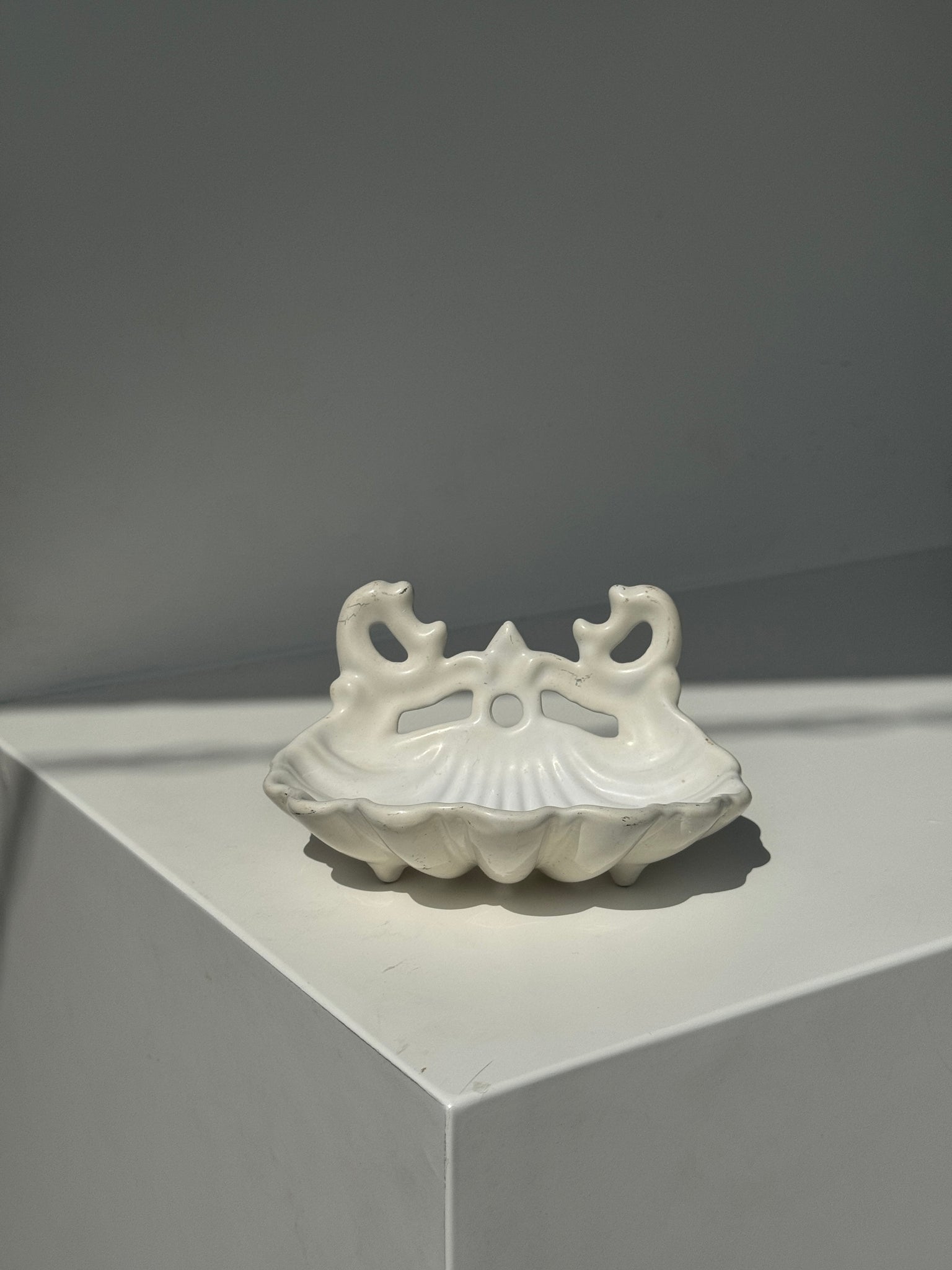 Porte savon en forme de coquille en fonte peint en blanc H7 D12