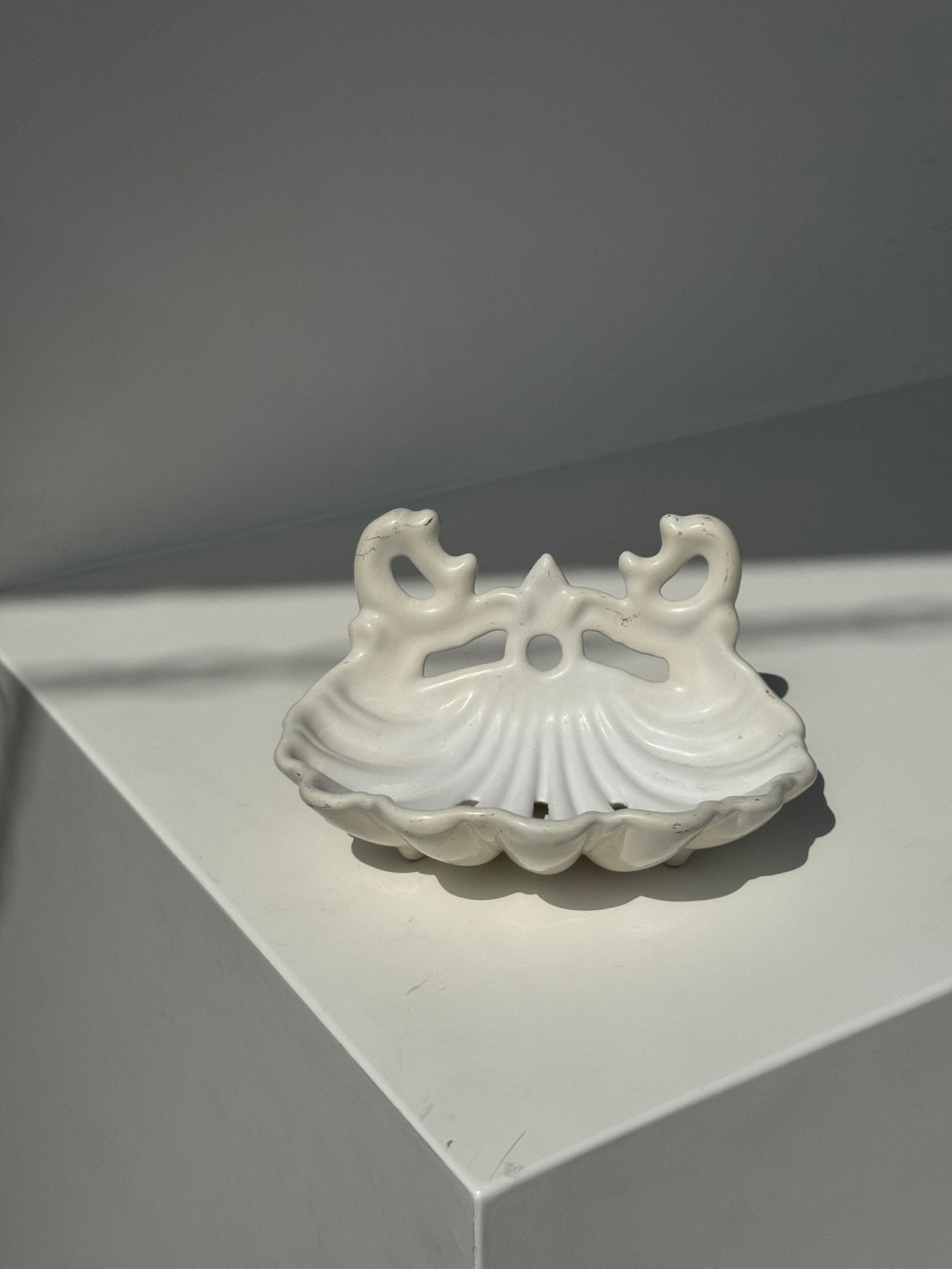 Porte savon en forme de coquille en fonte peint en blanc H7 D12