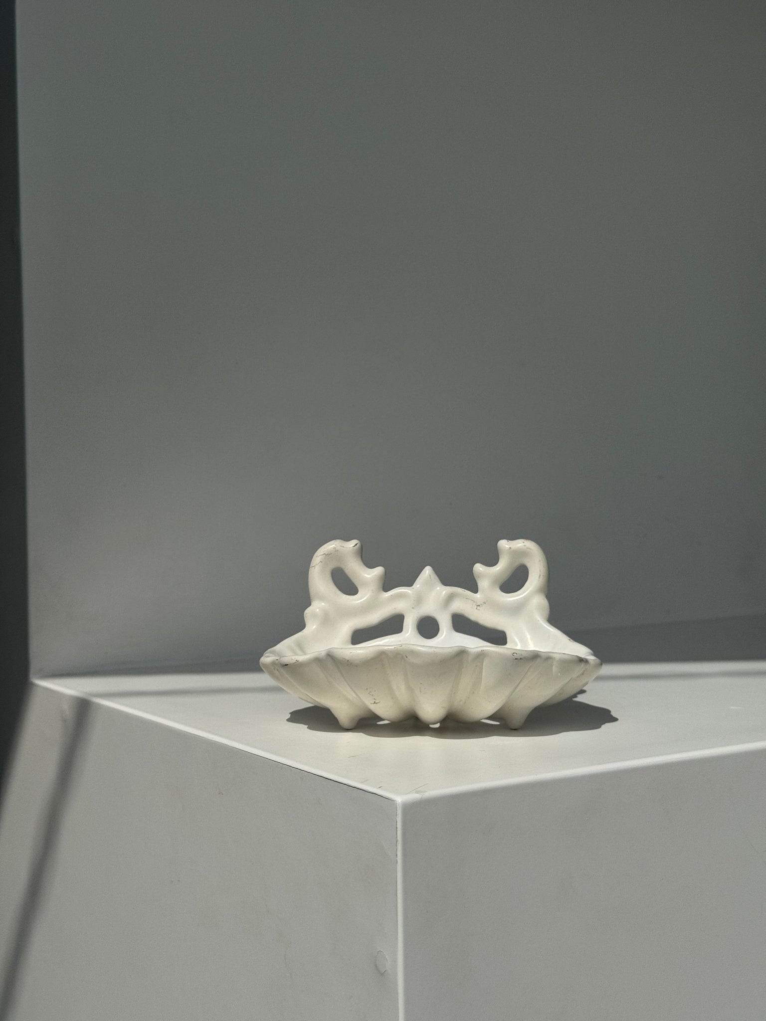 Porte savon en forme de coquille en fonte peint en blanc H7 D12