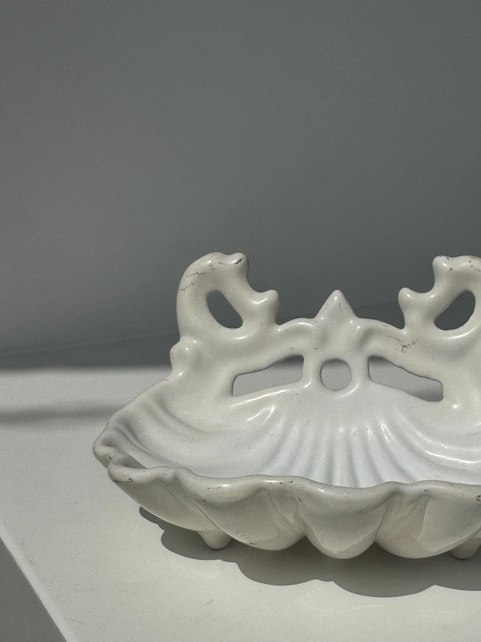 Porte savon en forme de coquille en fonte peint en blanc H7 D12